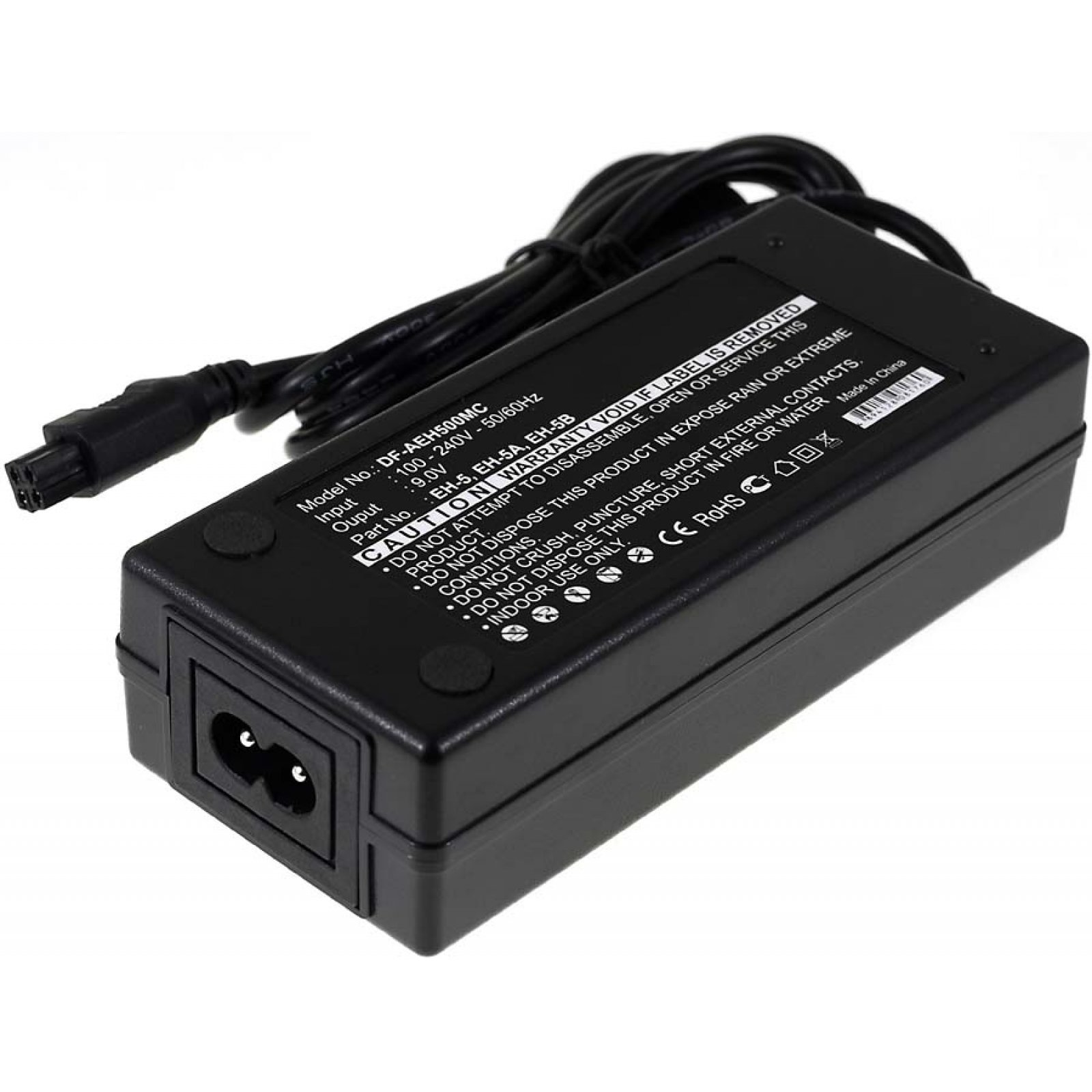 Adaptador de corriente negro con cable y enchufe. La etiqueta tiene texto y advertencias.