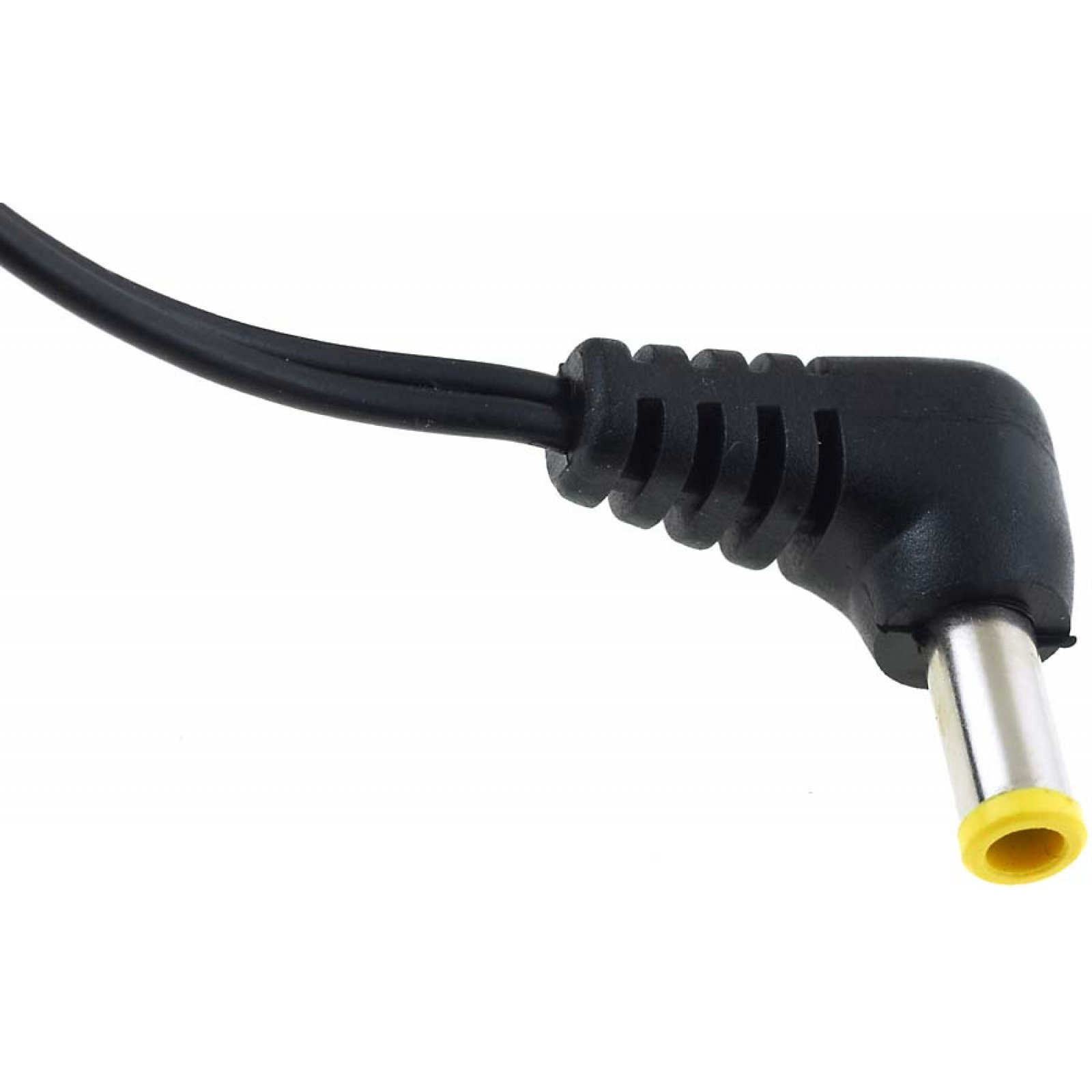 Cable negro con conector de punta amarilla angulado hacia la derecha sobre fondo blanco.