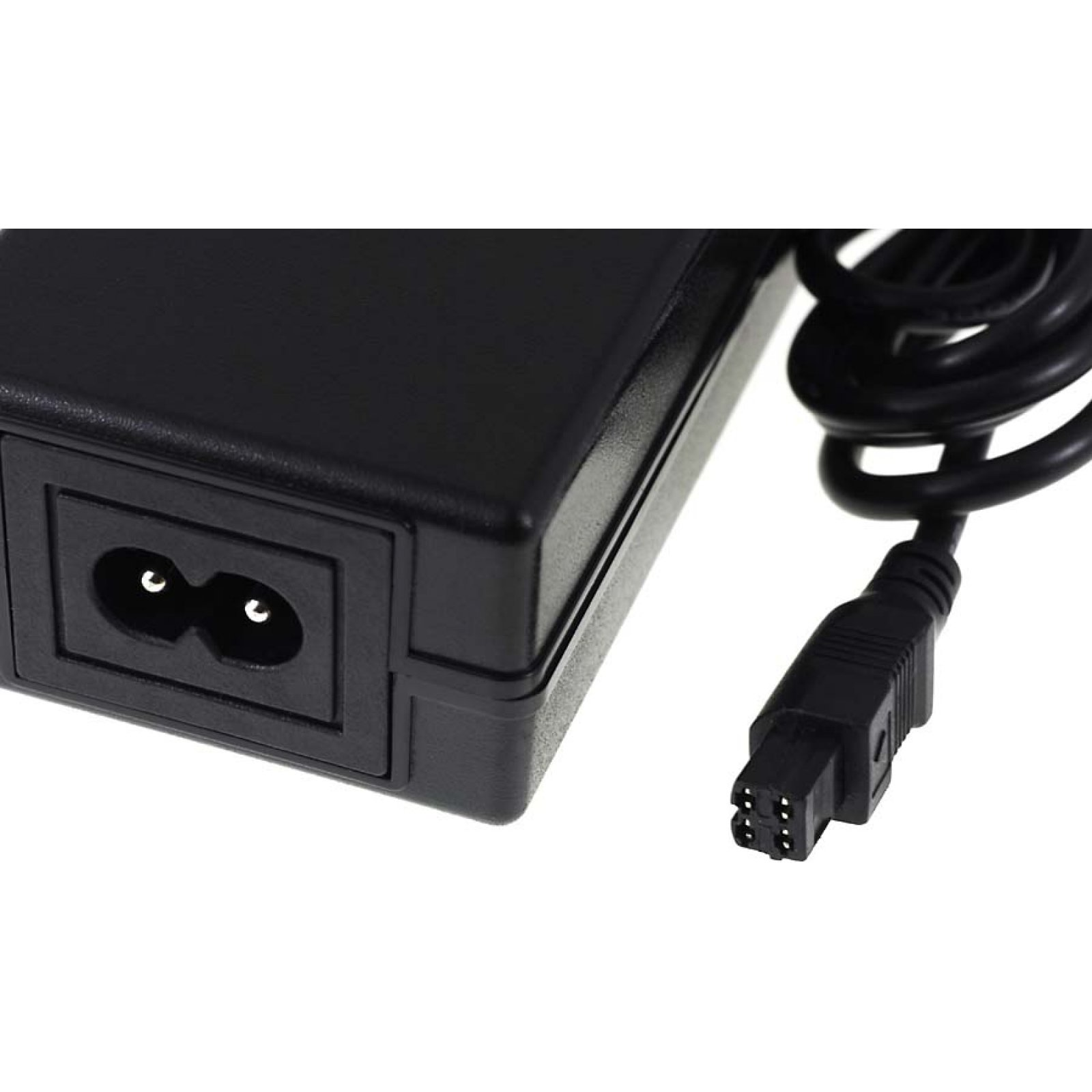 Adaptador de corriente negro con enchufe de dos clavijas y un conector. Fondo blanco.