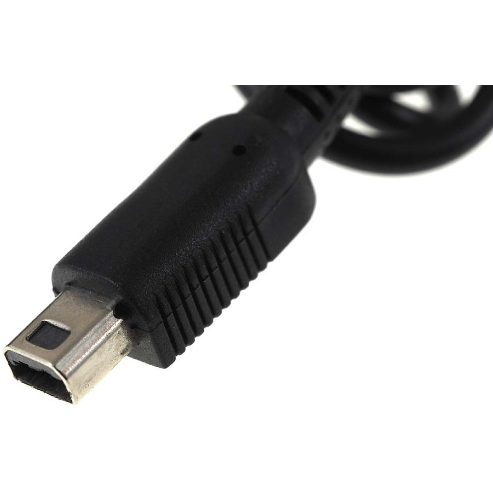 Primer plano de un conector mini USB negro. Está sobre un fondo blanco.