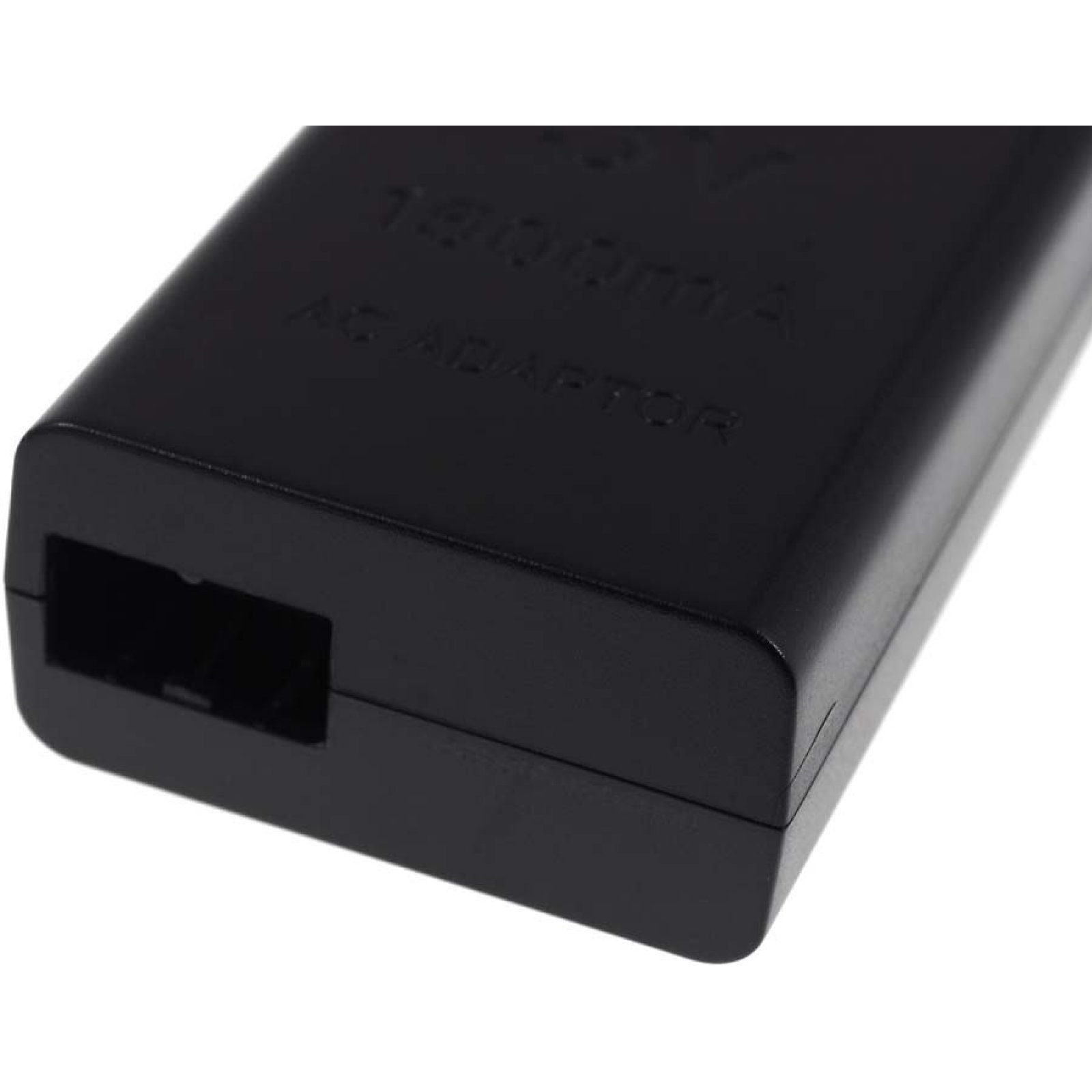 Un adaptador de CA negro. Tiene forma rectangular con un puerto para el cable de alimentación.
