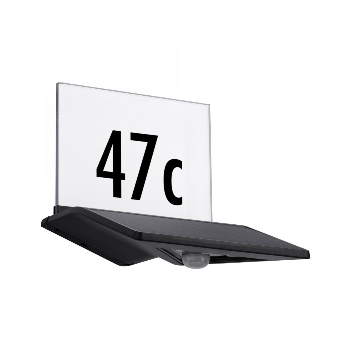 Czarno-biały znak z numerem 47c. Jest zamontowany na czarnej podstawie.