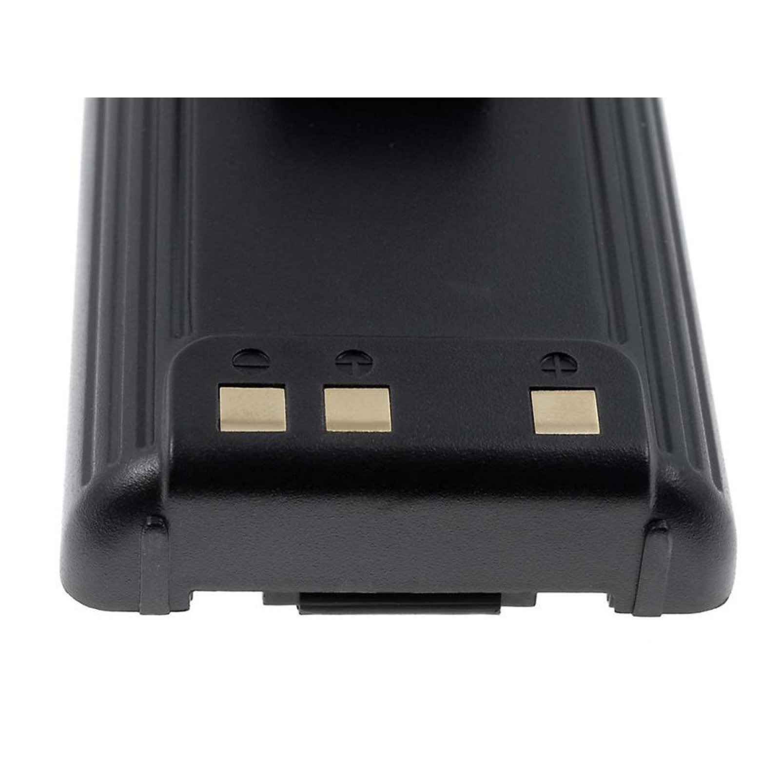 Batería negra para un dispositivo, con tres puntos de contacto dorados.