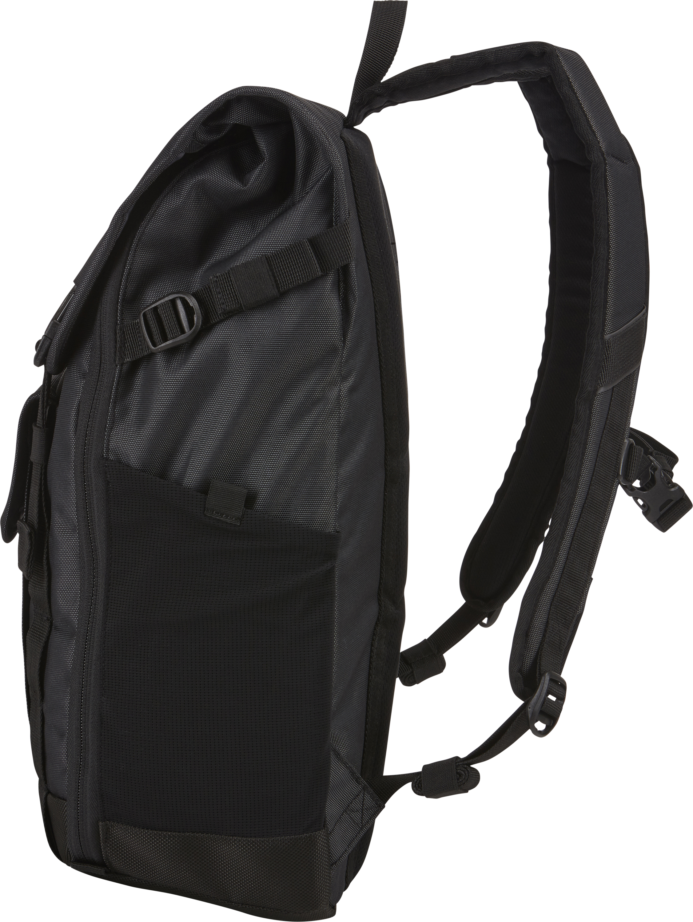 Ein schwarzer Rucksack von der Seite gesehen. Der Rucksack hat eine schwarze Klappe und Schultergurte.