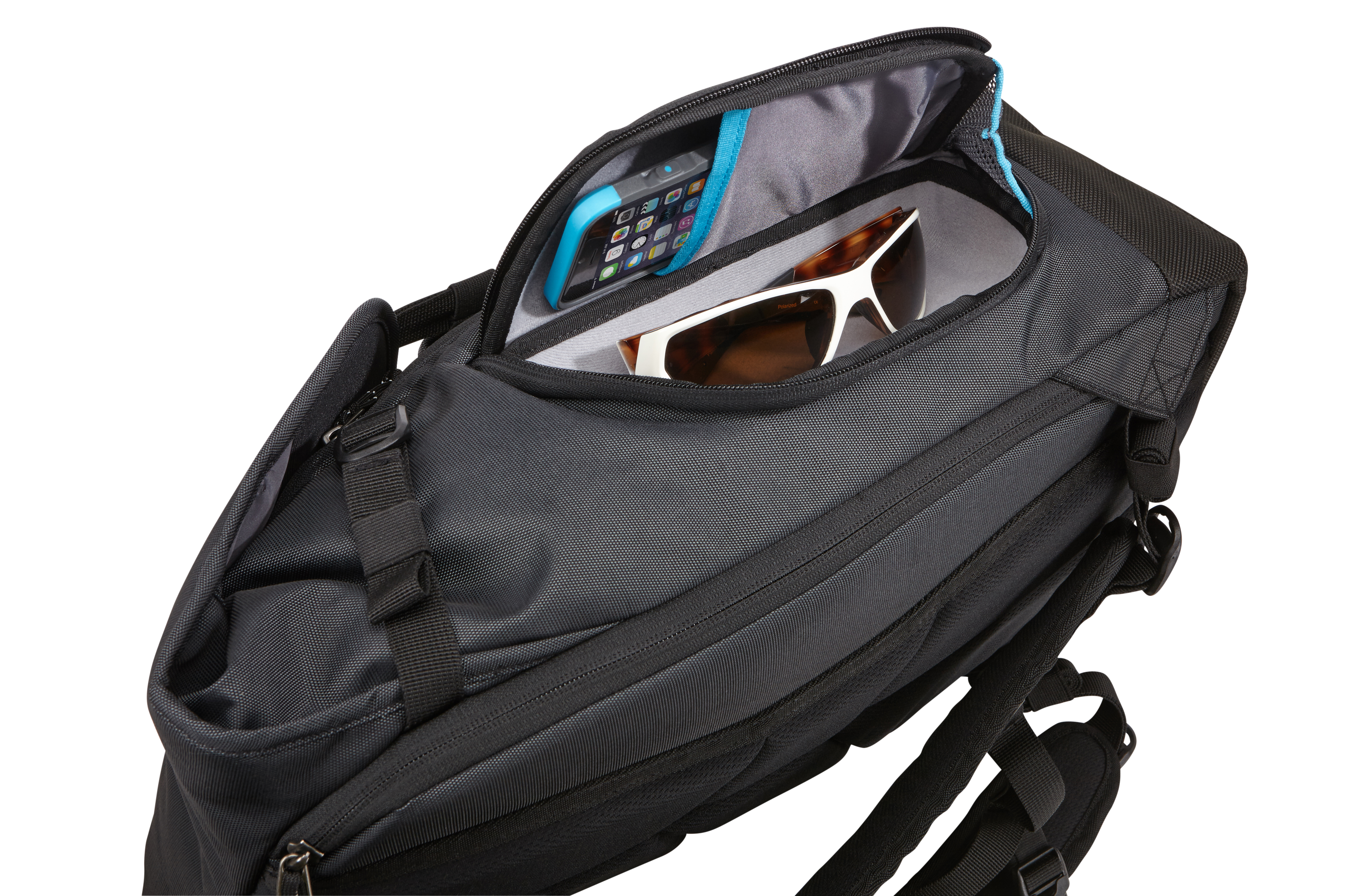 Schwarzer Rucksack offen, Sonnenbrille und Telefon innen. Grauer Innenraum, schwarzes Äußeres. Weißer Hintergrund.
