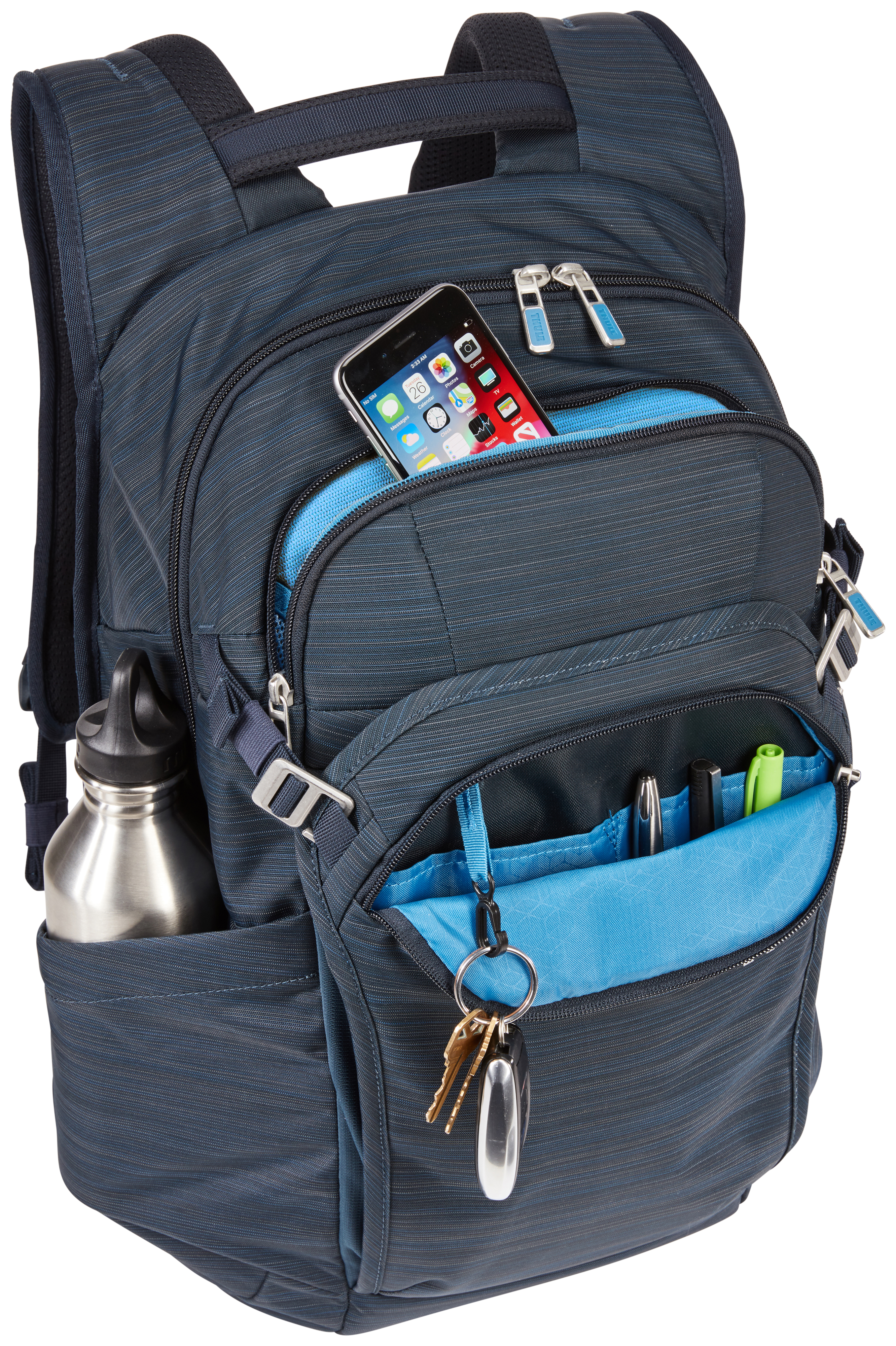 Blau-grauer Rucksack. Enthält eine Wasserflasche, ein Telefon, Stifte, Schlüssel und andere Gegenstände.