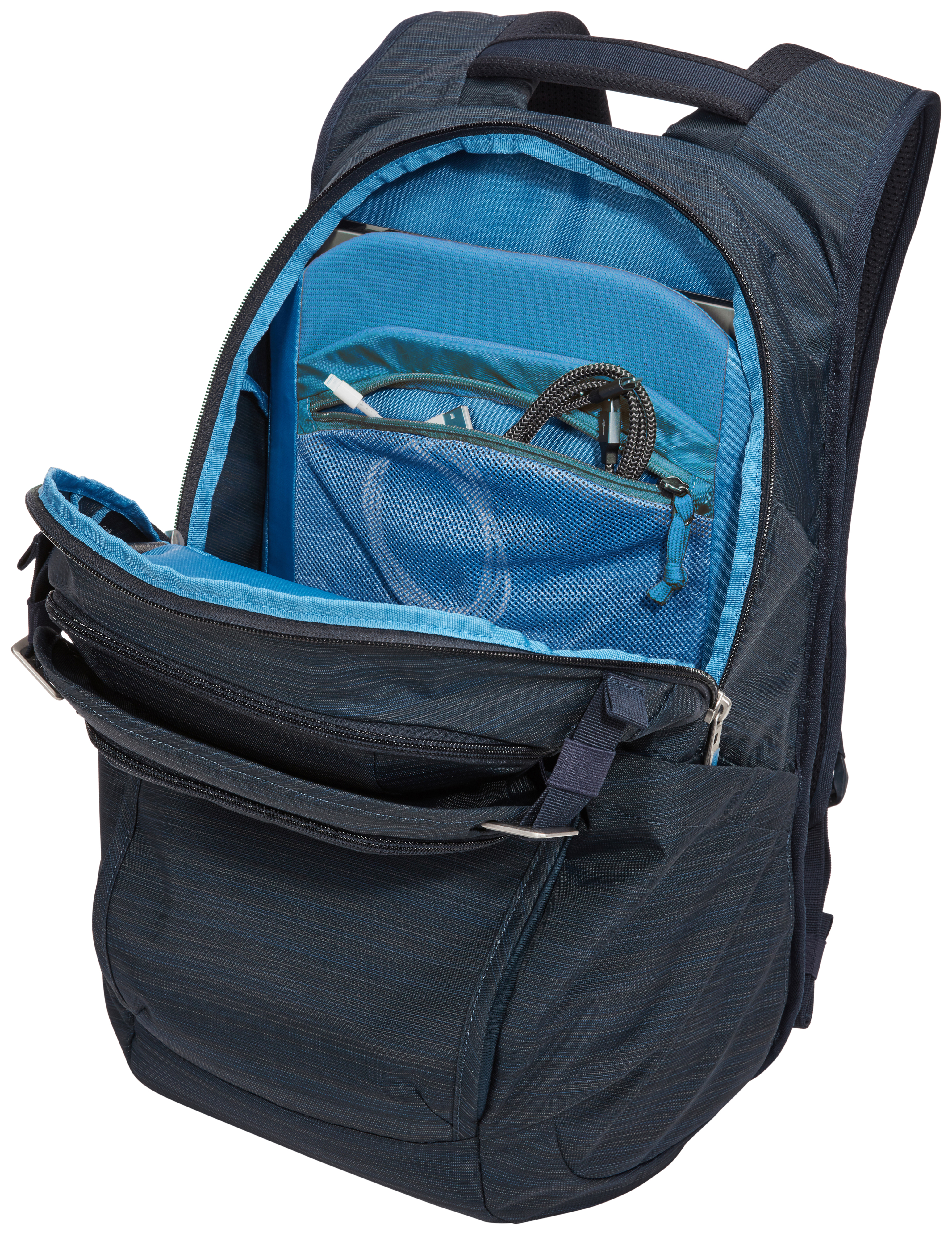Ein marineblauer Rucksack mit teilweise geöffnetem Fach.