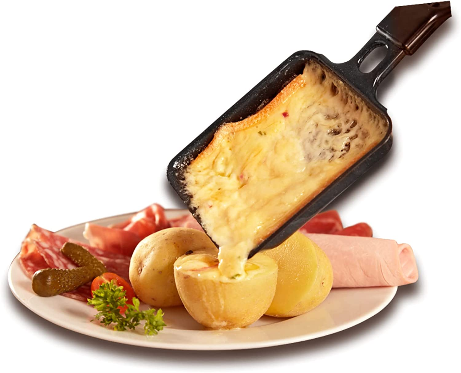 Raclette mit geschmolzenem Käse, der auf Kartoffeln und Essen gegossen wird. Teller mit Fleisch und Gemüse.