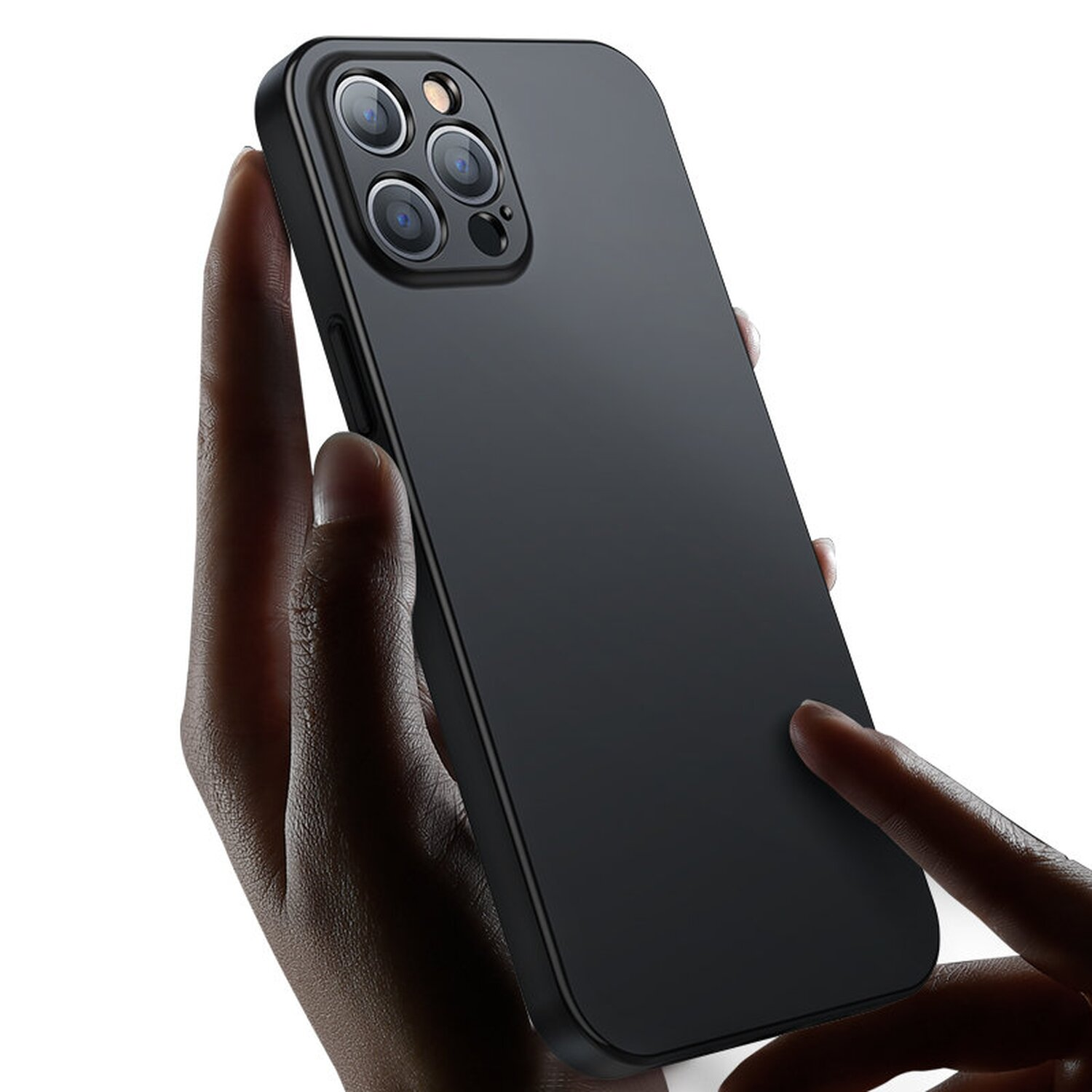 Schwarze Handyhülle in einer Hand. Das Telefon hat drei Kameras. Weißer Hintergrund.