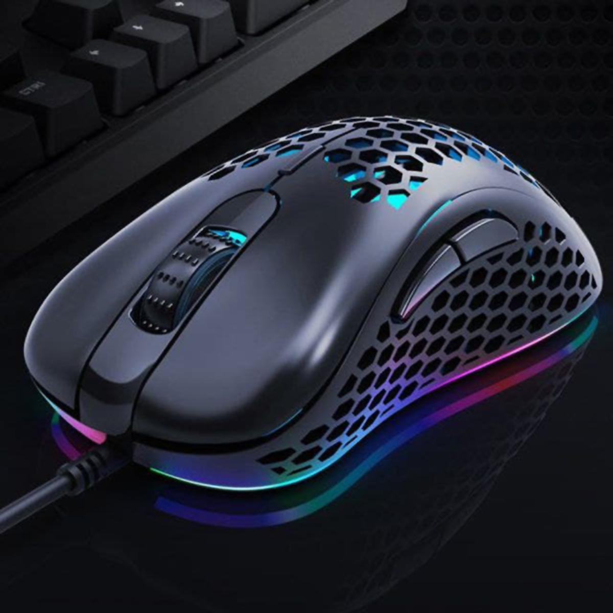 Ratón gaming negro con diseño de panal, iluminado con múltiples colores.