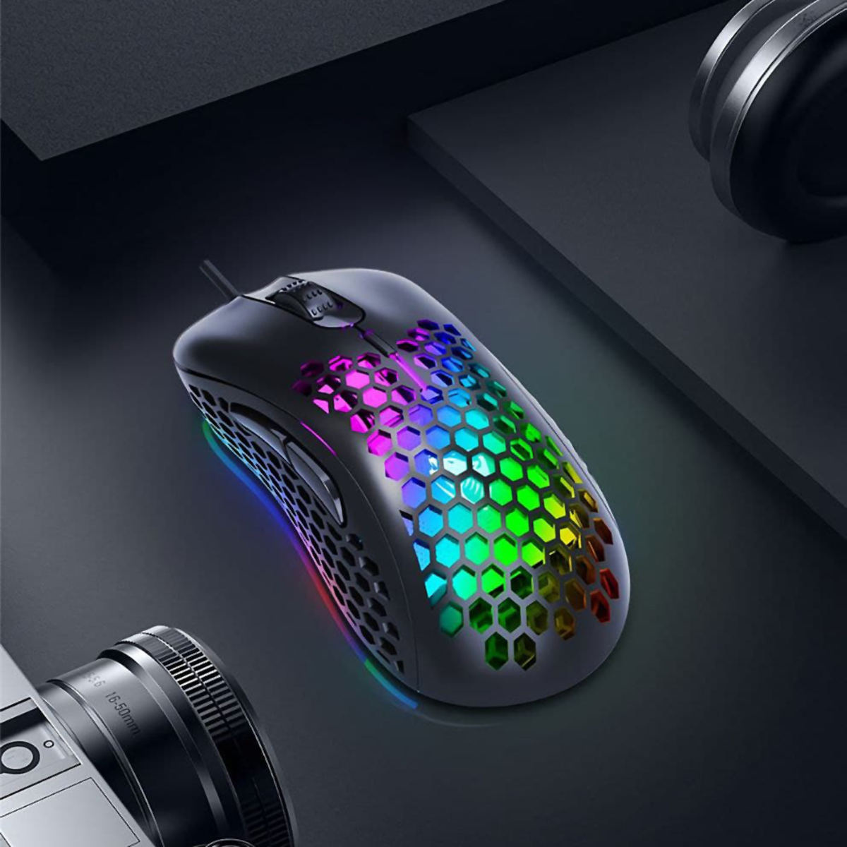 Un ratón para juegos negro con un diseño de panal que muestra luces RGB.