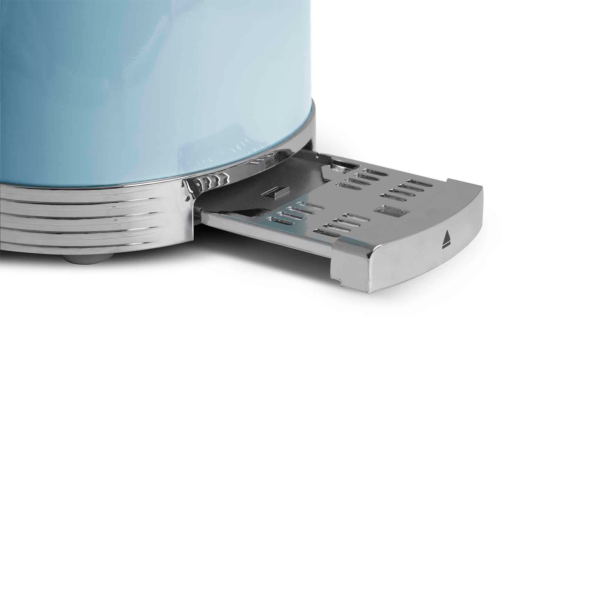 Hellblauer und silberner Toaster im Retro-Stil. Der Toast ist teilweise ausgeworfen.