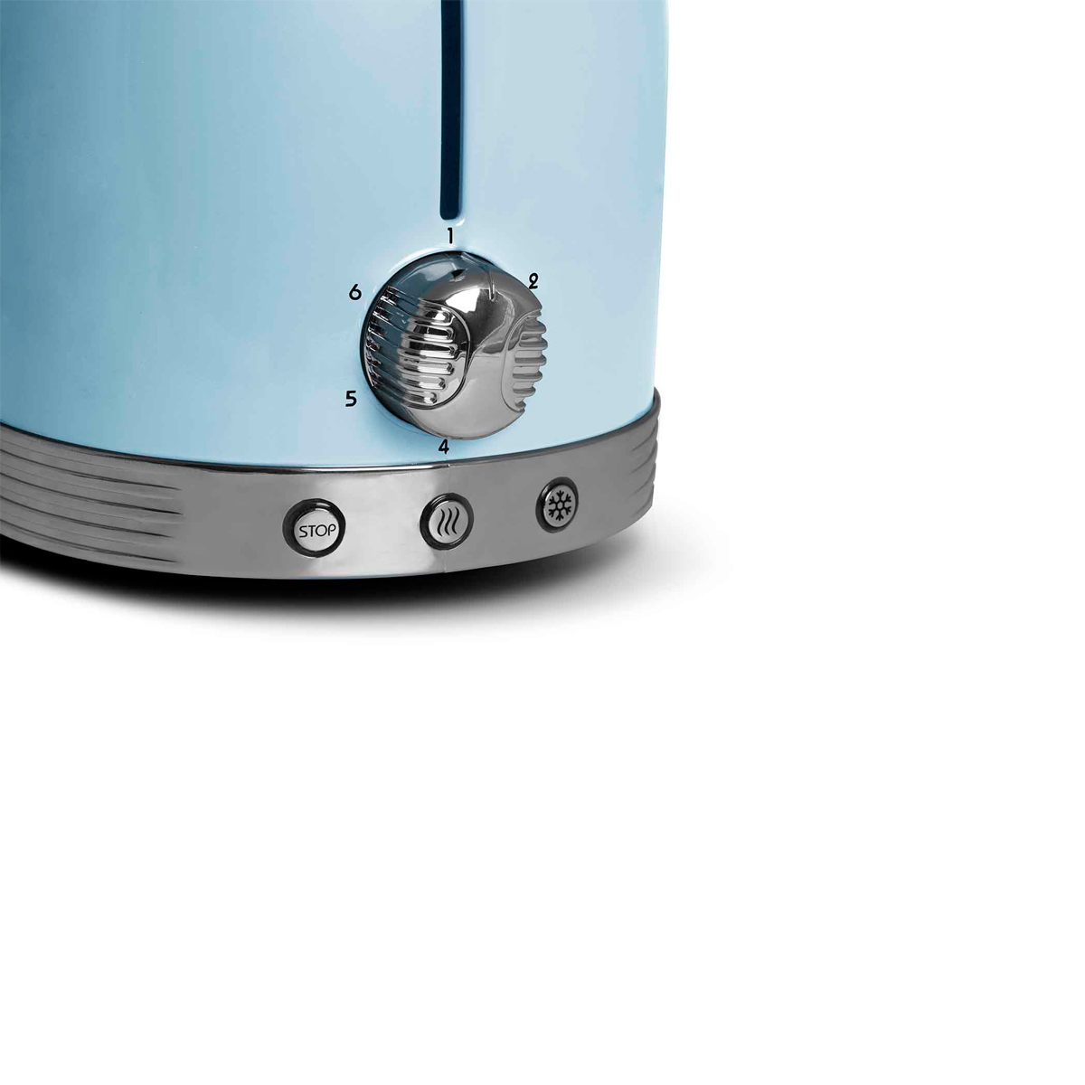 Blauer Toaster im Retro-Stil mit Chromrad. Zeigt Zahlen und Stopptaste.