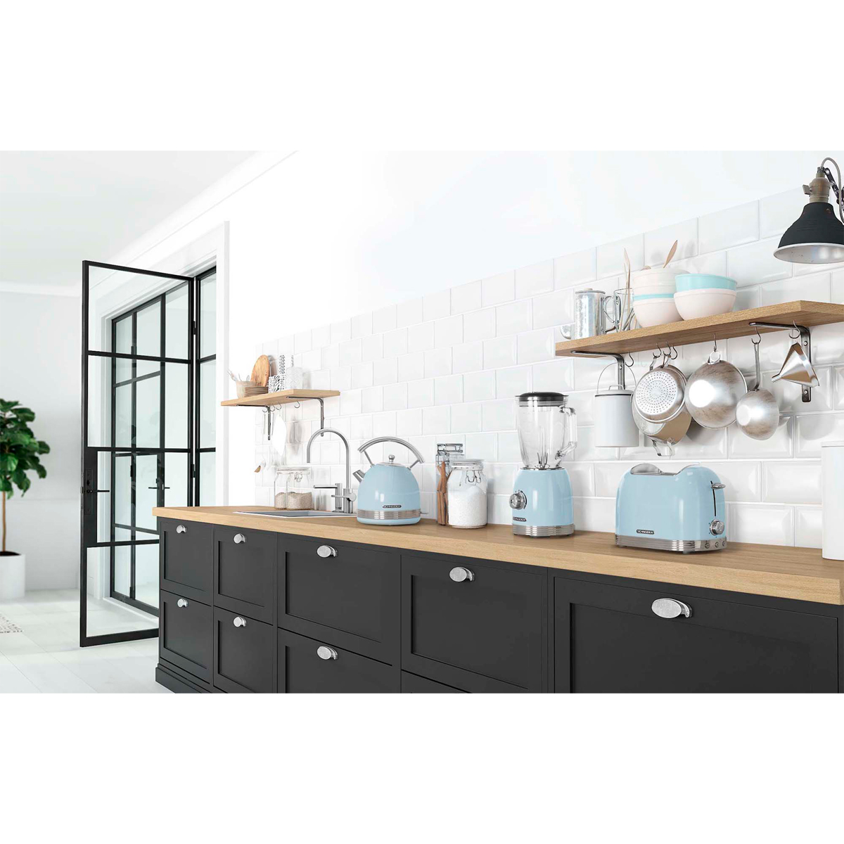 Küche mit blauen Geräten, weißer Fliesenwand, Holz-Arbeitsplatte und schwarzen Schränken.