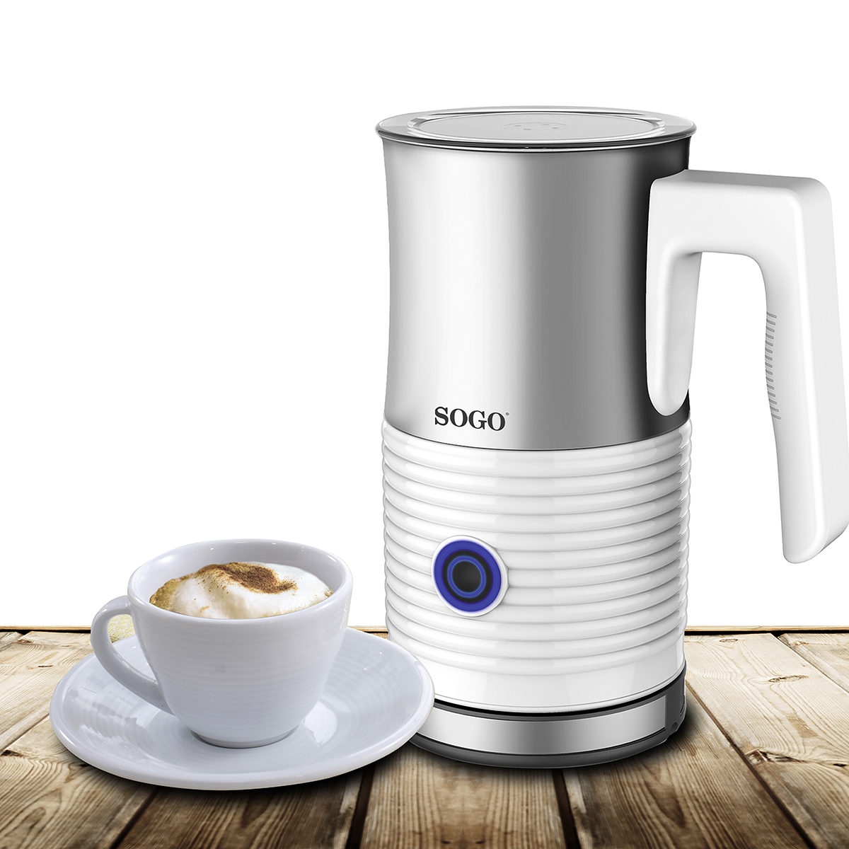 Espumador de leche plateado y blanco con una taza de capuchino en una mesa de madera.