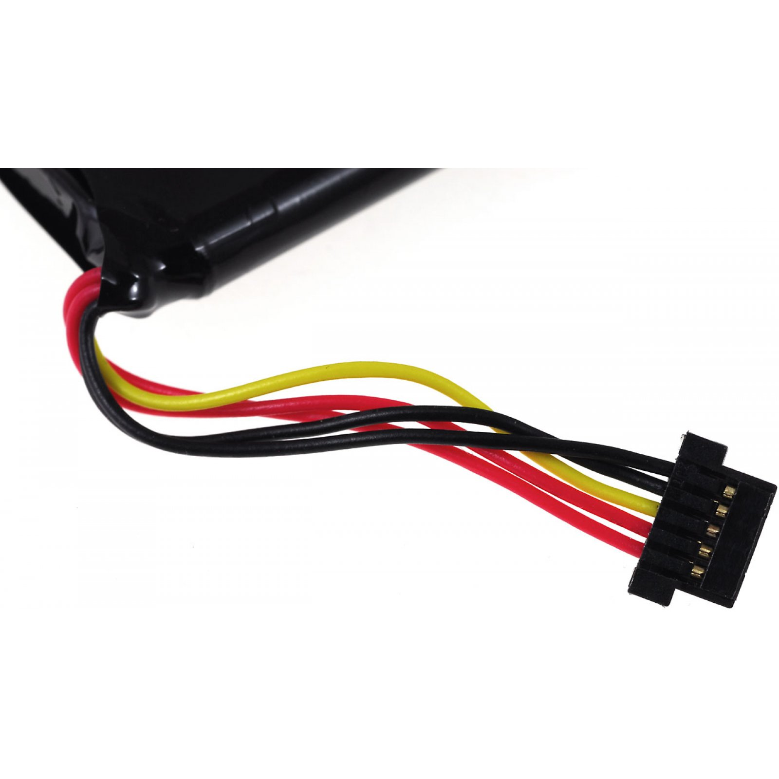Un conector con cables rojos, amarillos y negros adjuntos sobre un fondo blanco.