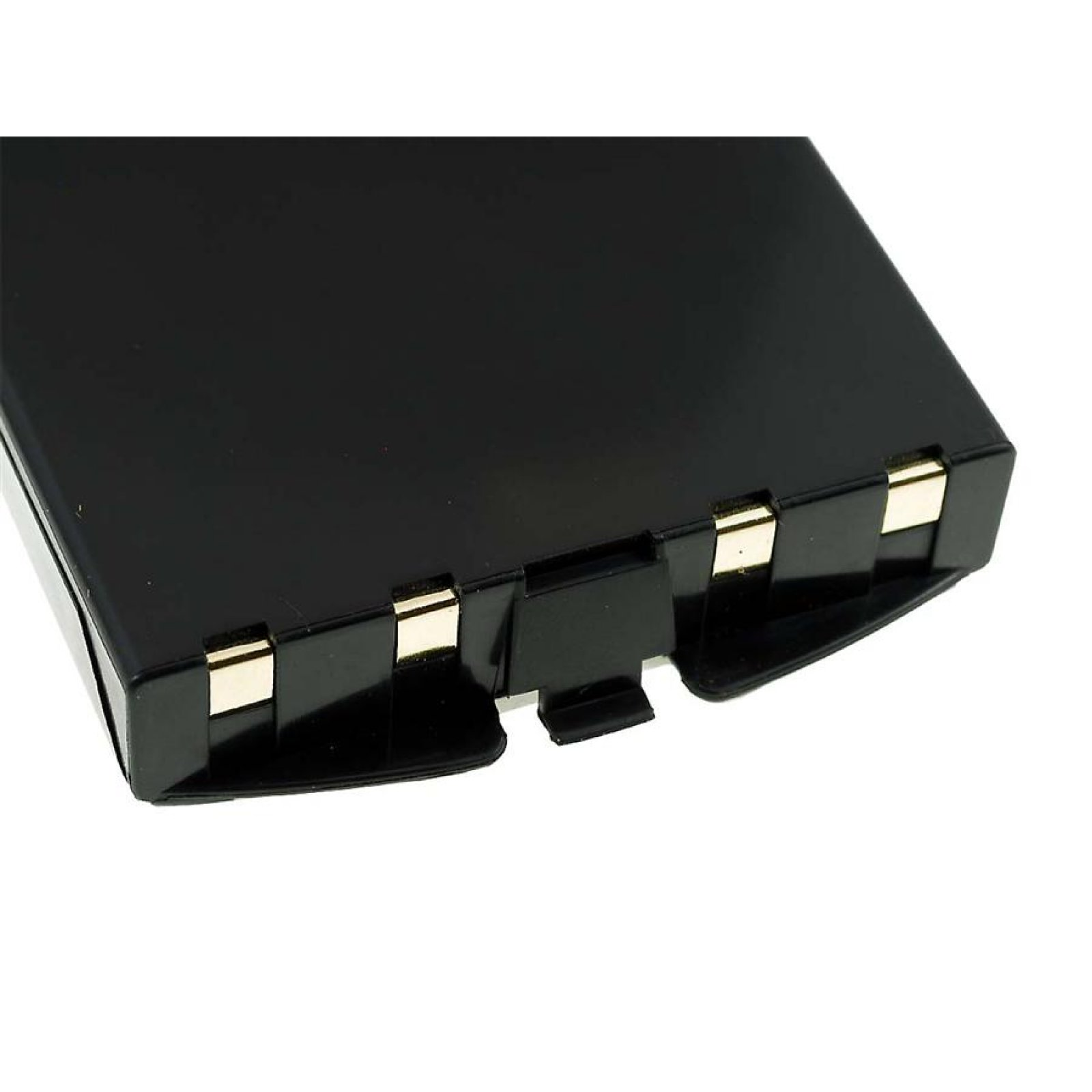 Primer plano de un conector de batería negro con contactos dorados. Fondo blanco.