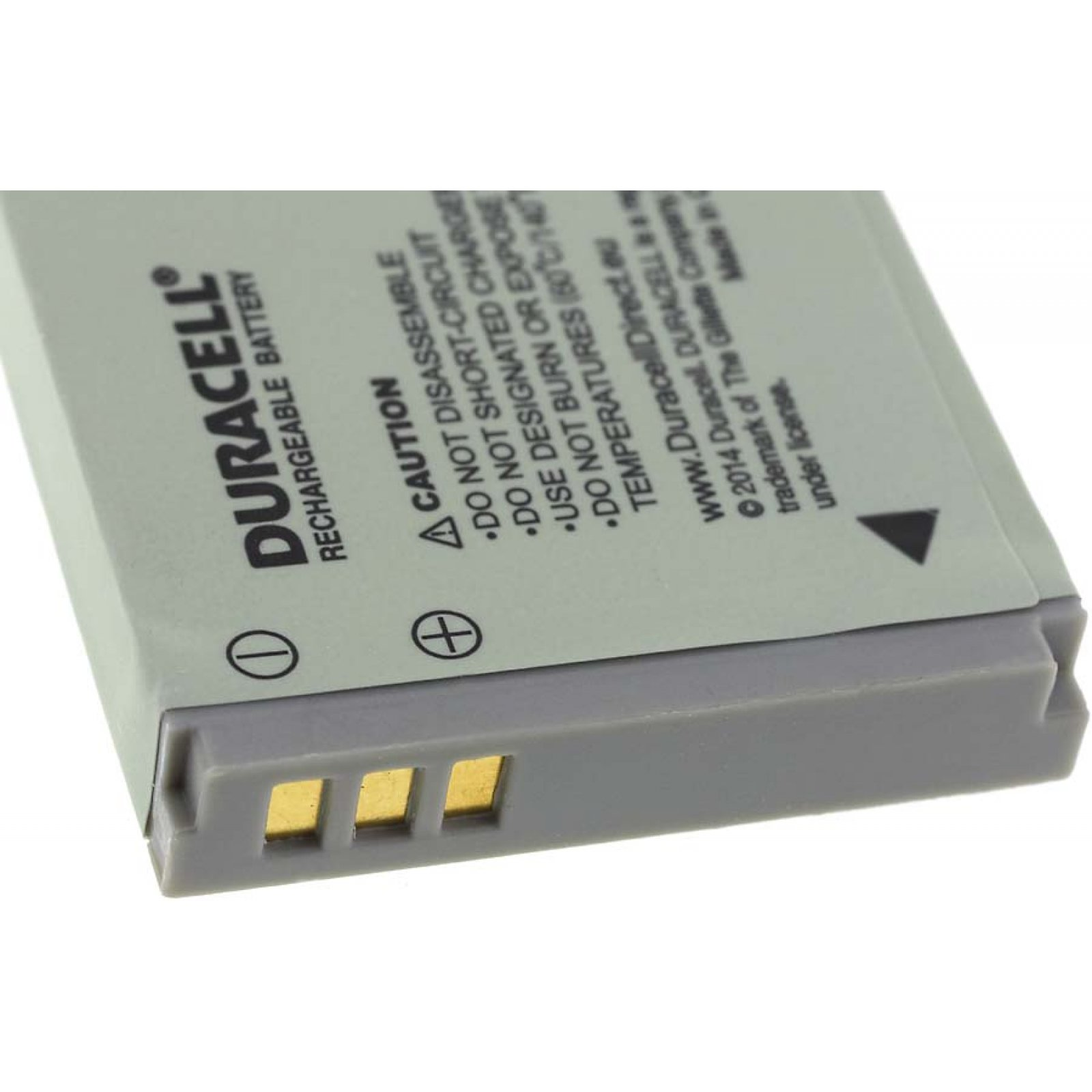 Primer plano de una batería recargable Duracell, con texto y símbolos de precaución sobre una superficie gris.