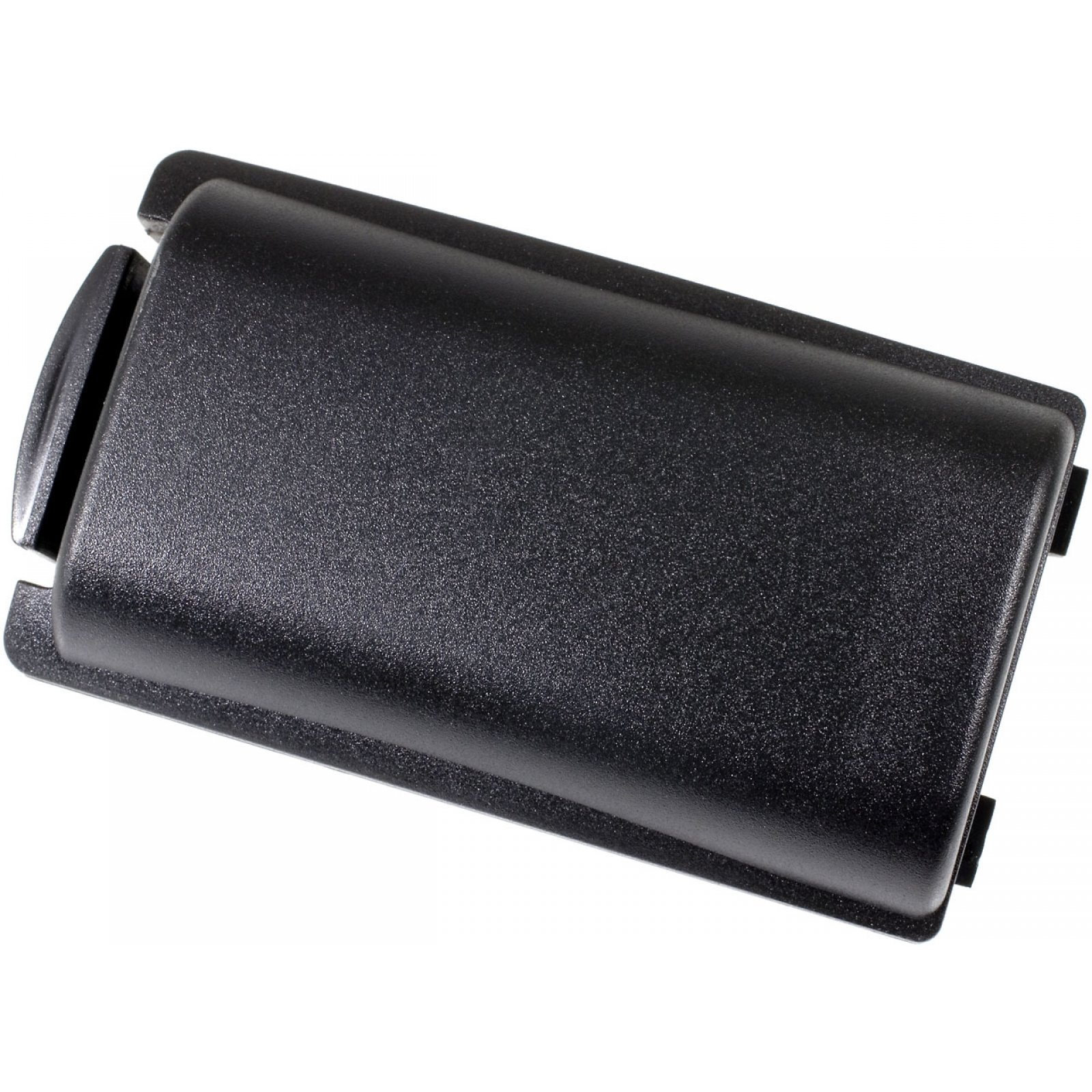 Tapa de plástico negro, vista en ángulo. Es rectangular, con una superficie texturizada.