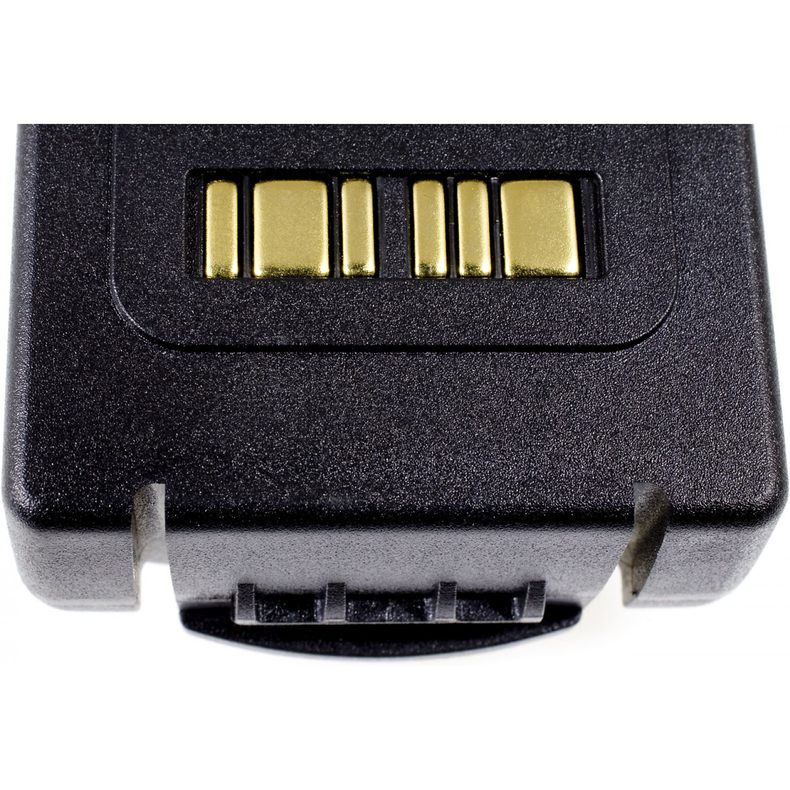 Batería negra con cuatro conectores dorados.