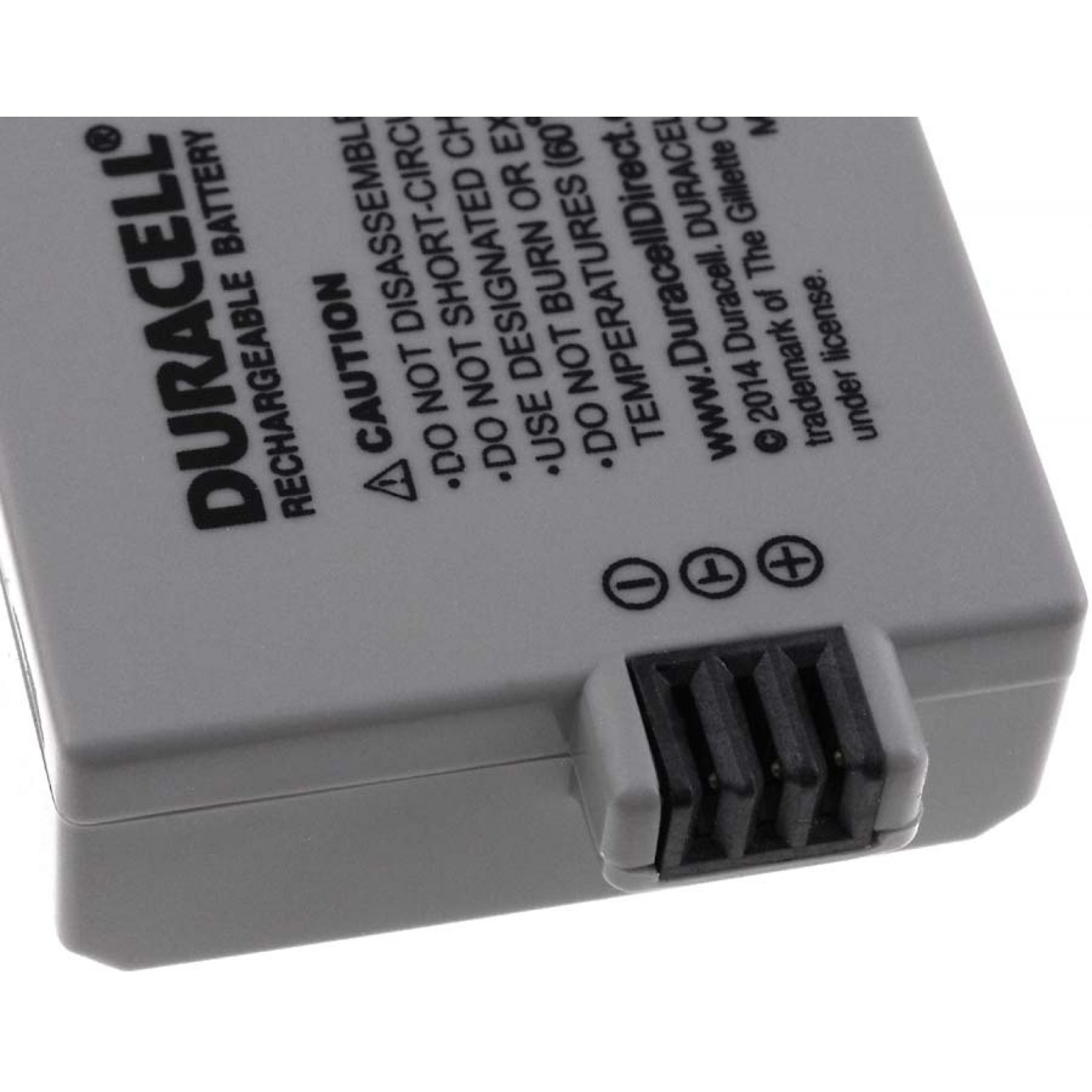 Primer plano de una batería recargable Duracell gris. Tiene terminales y una etiqueta blanca.