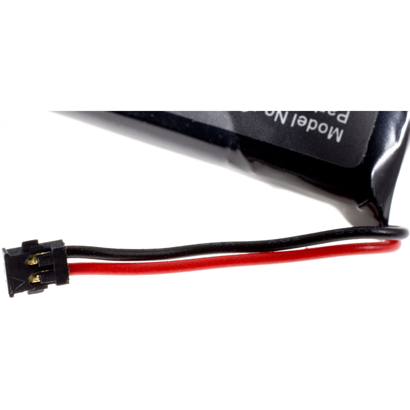 Conector negro con dos cables, rojo y negro, conectado a una batería.