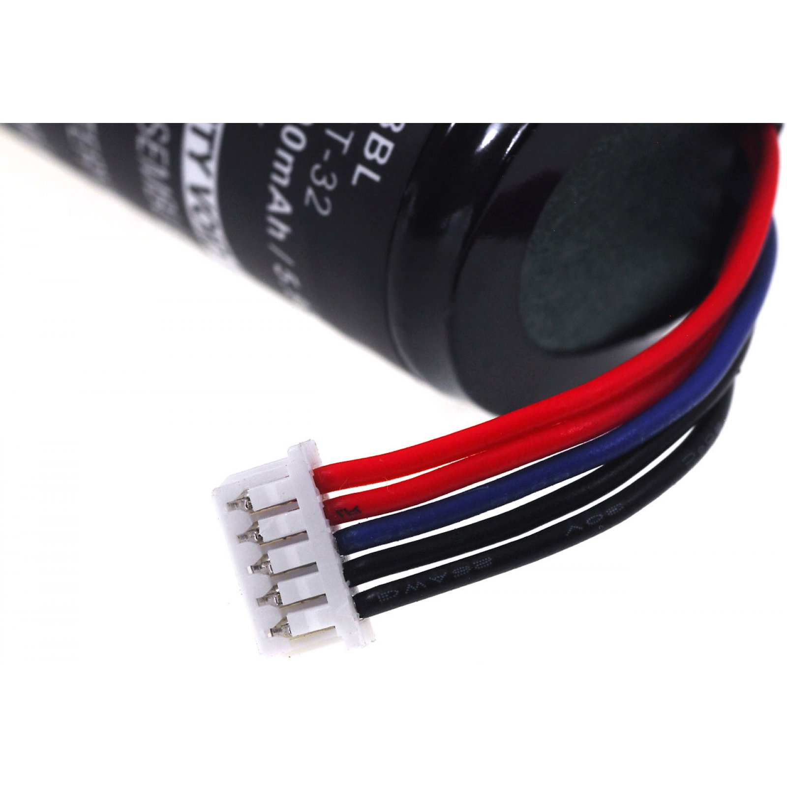 Primer plano de una batería con cables, cuerpo negro y un conector, fondo blanco.