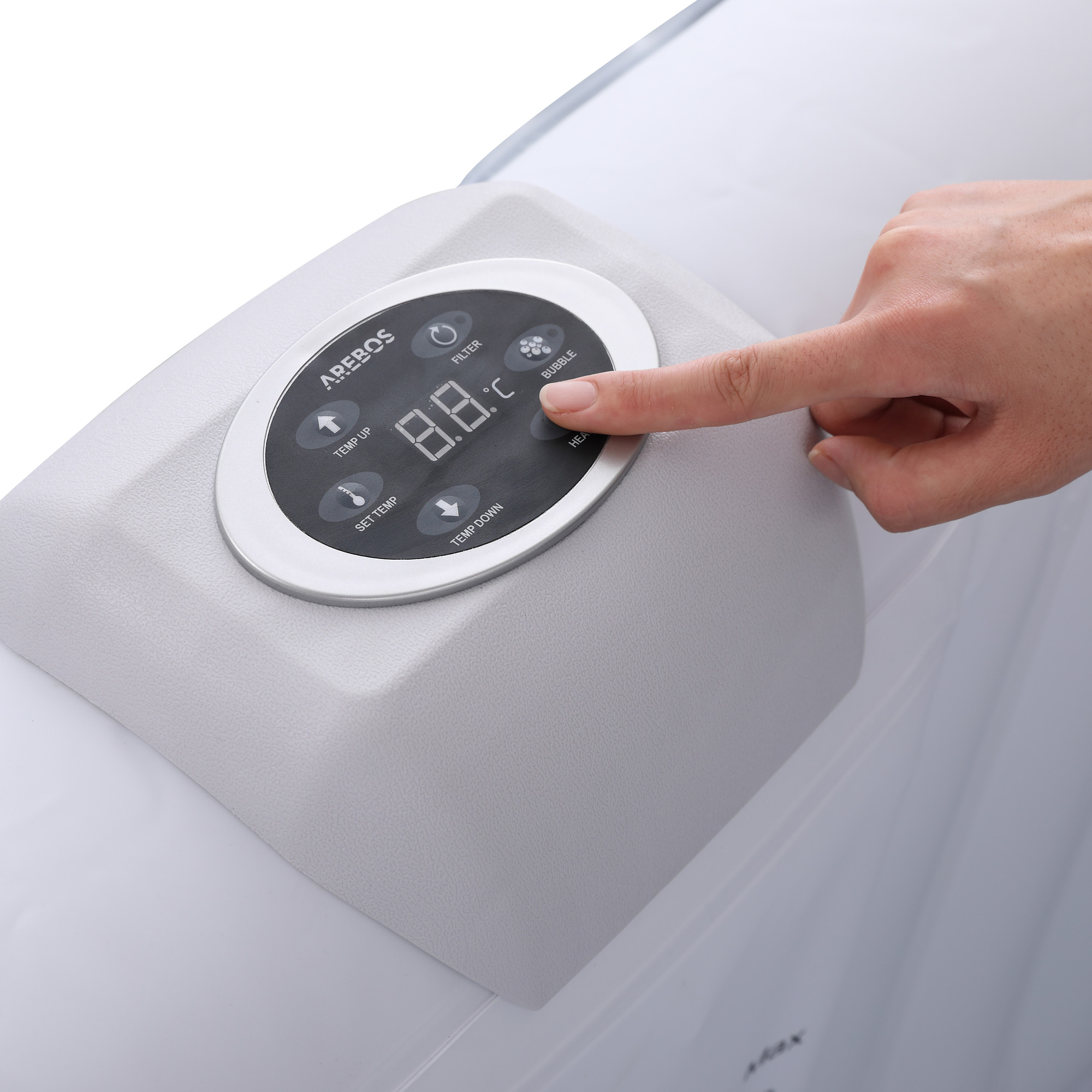 Hand berührt Digitalanzeige. Zeigt Temperatur in Celsius, auf weißem Spa-Panel.