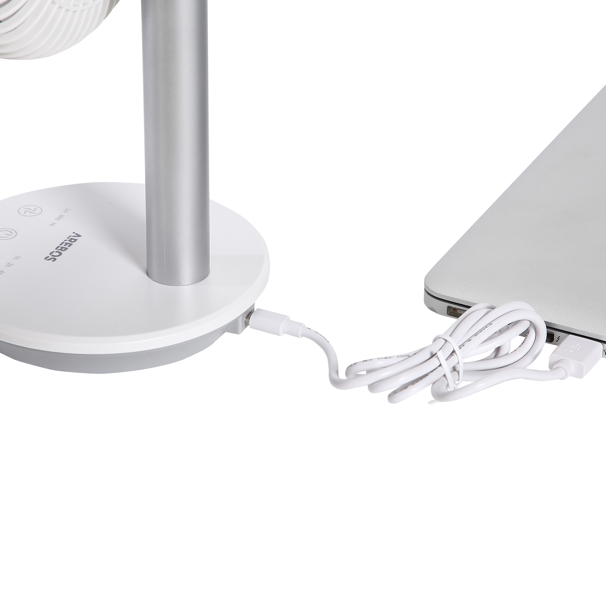 Weiß-silberner Lüfterfuß mit silberner Stange, Ladekabel an Laptop angeschlossen.