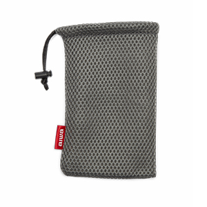 Szara siatkowa torba z czarnym zamknięciem na sznurek i czerwoną metką 'aiwa'.