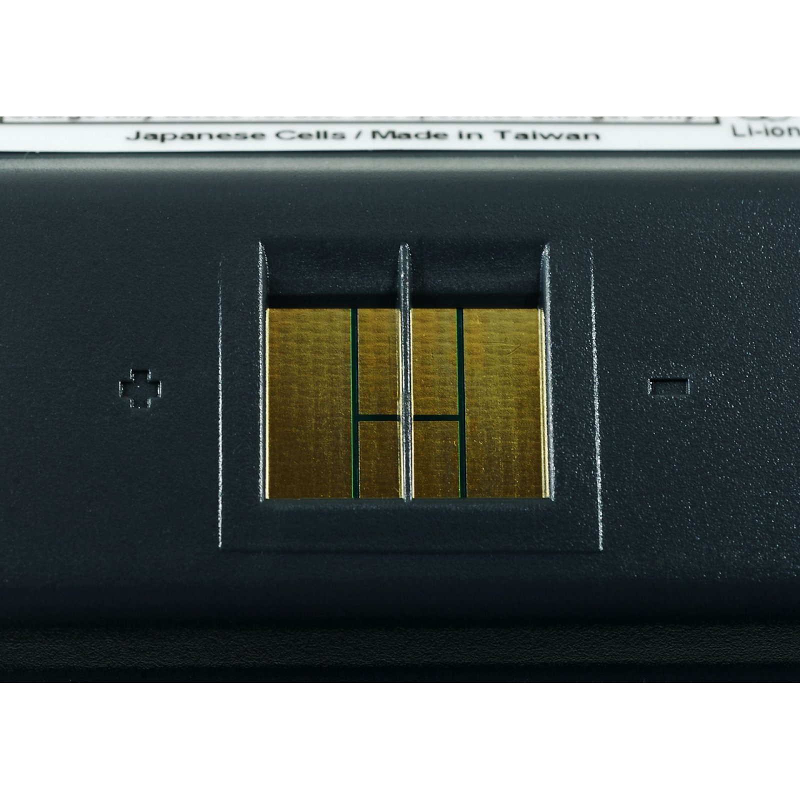 Primer plano de un conector de batería con contactos dorados y texto en la parte superior.