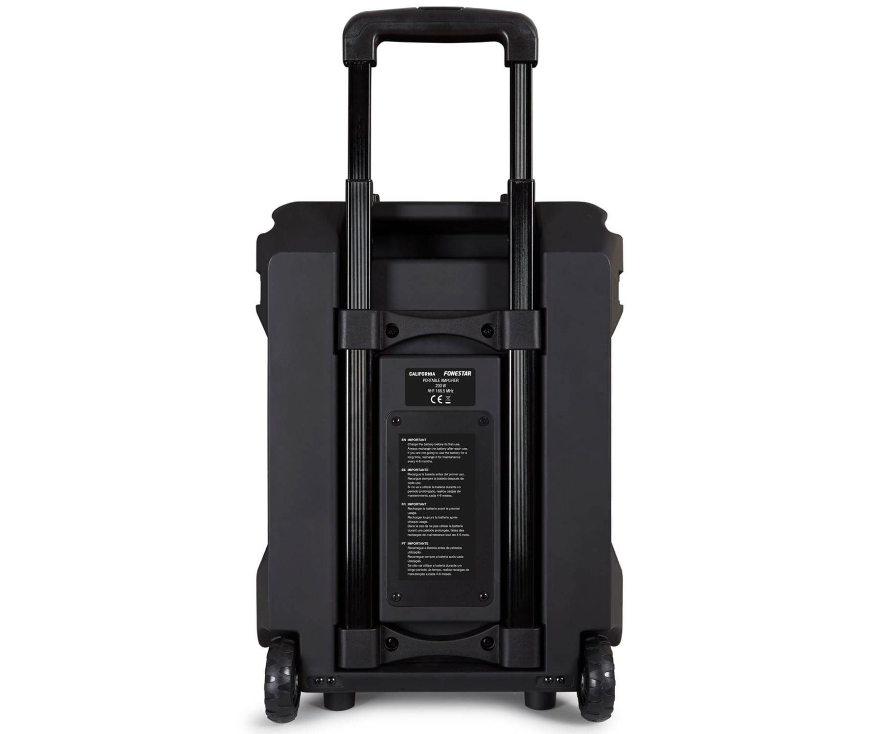 Czarny głośnik z wysuwanym uchwytem i kółkami z tyłu. Tekst na tylnym panelu.