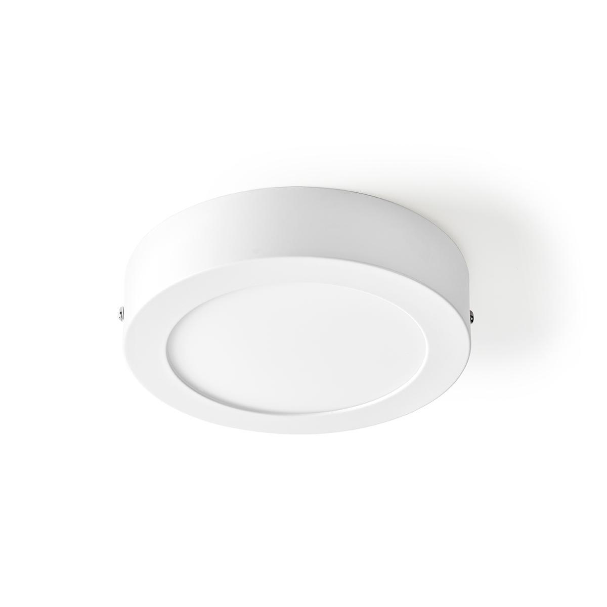 Un apparecchio di illuminazione a soffitto bianco e rotondo. Ha un design piatto e circolare con un centro incassato.