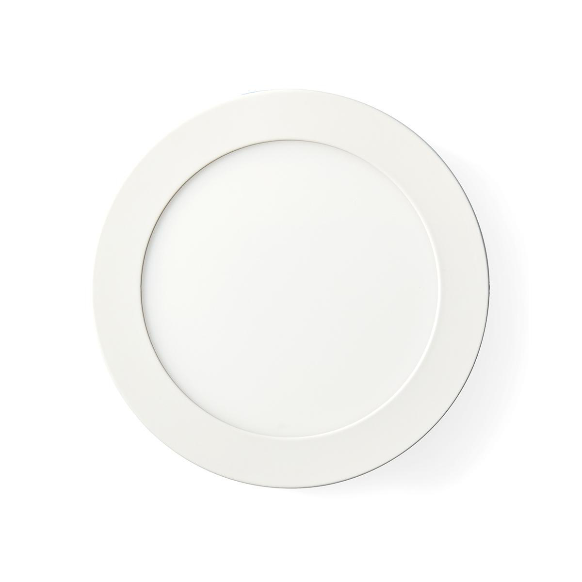 Una luce da incasso rotonda e bianca vista direttamente dal basso.