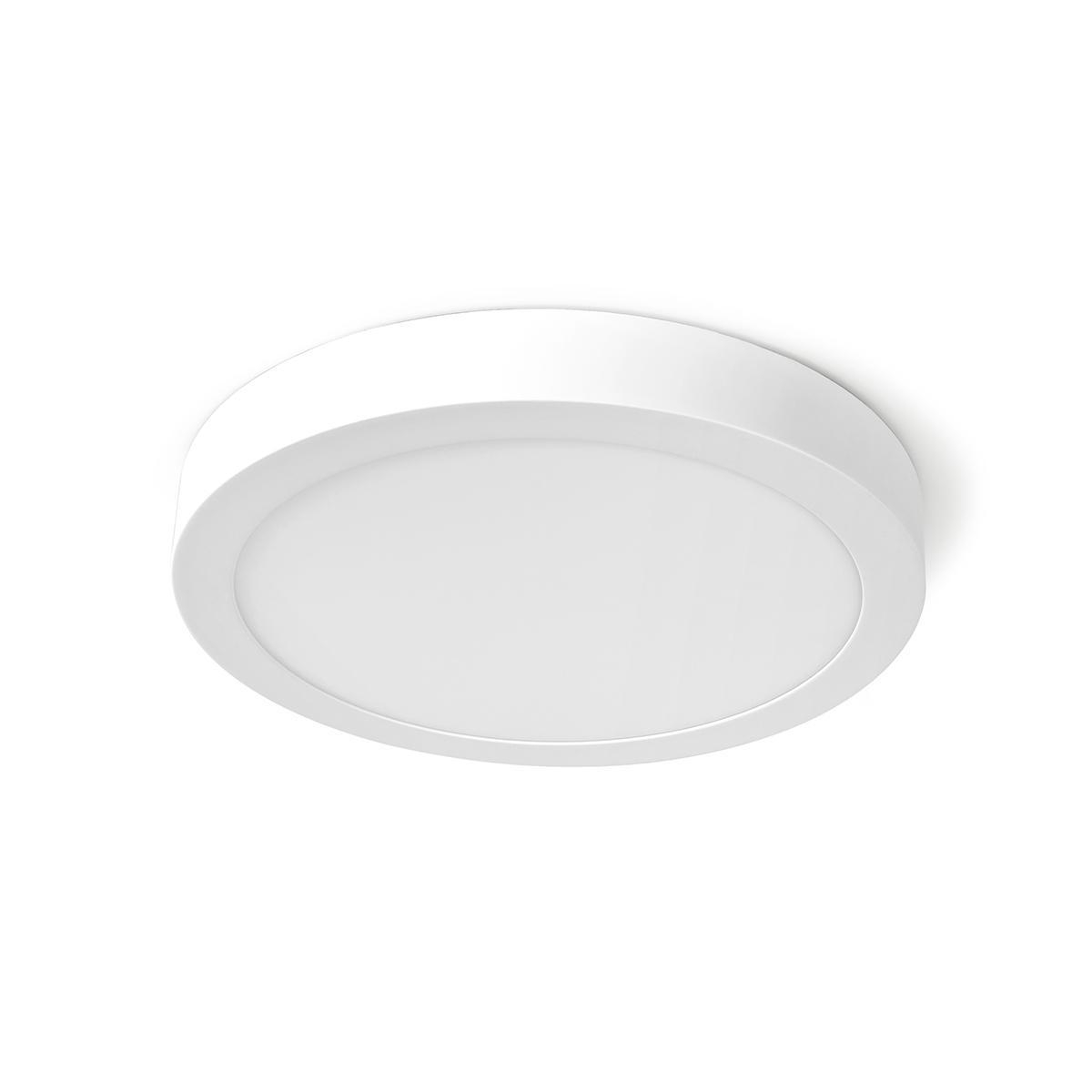 Una plafoniera rotonda bianca. È montata a filo con il soffitto e ha una superficie bianca.