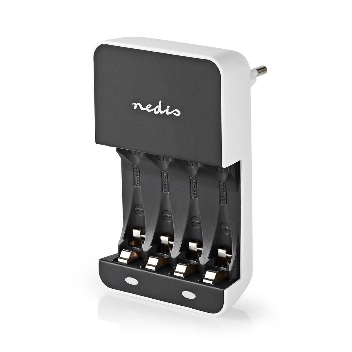 Weißes und schwarzes Batterieladegerät mit vier Schächten. Weißer Hintergrund.