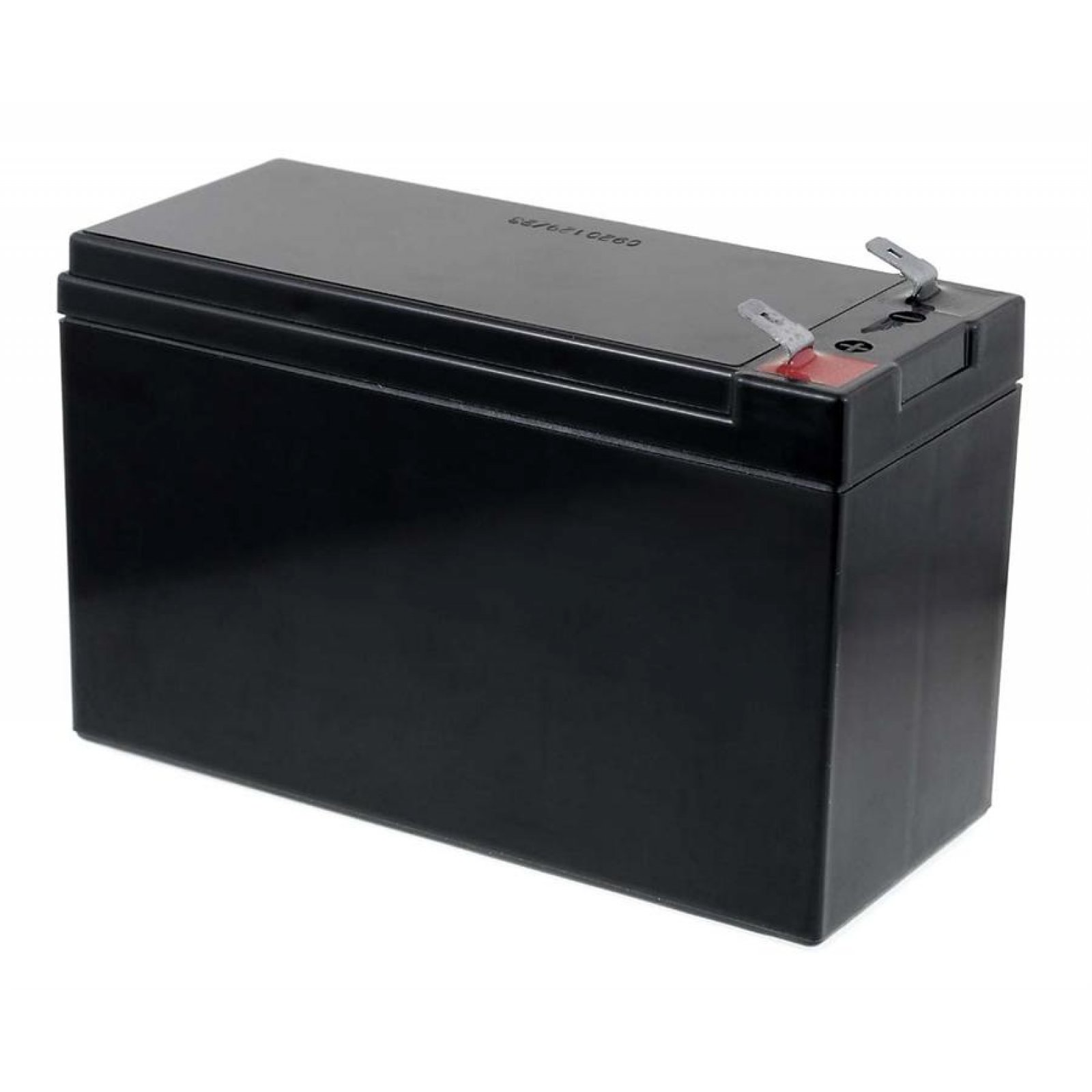 Batería rectangular negra con dos terminales plateados. Tiene una marca roja.