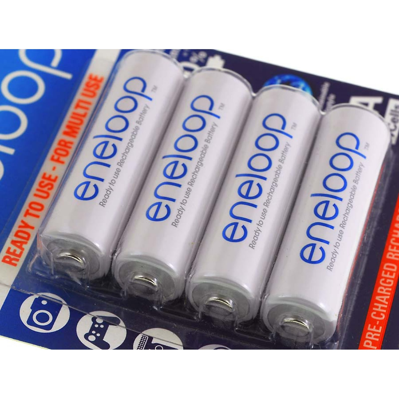 Cuatro pilas recargables blancas. Cada una tiene la palabra 'eneloop' y una parte superior azul.