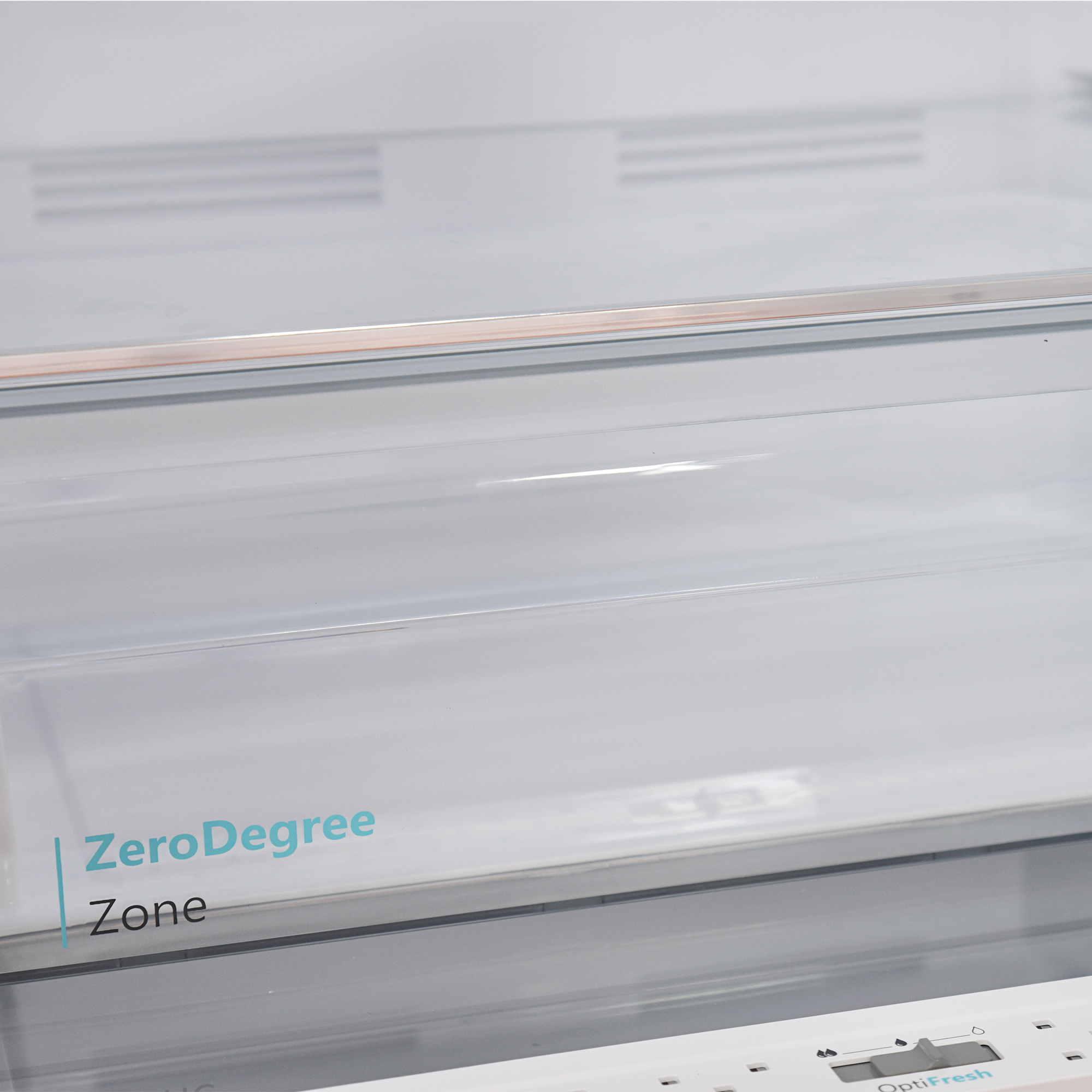 Nahaufnahme des Inneren eines Kühlschranks. Die ZeroDegree Zone ist links mit blauem Text beschriftet.