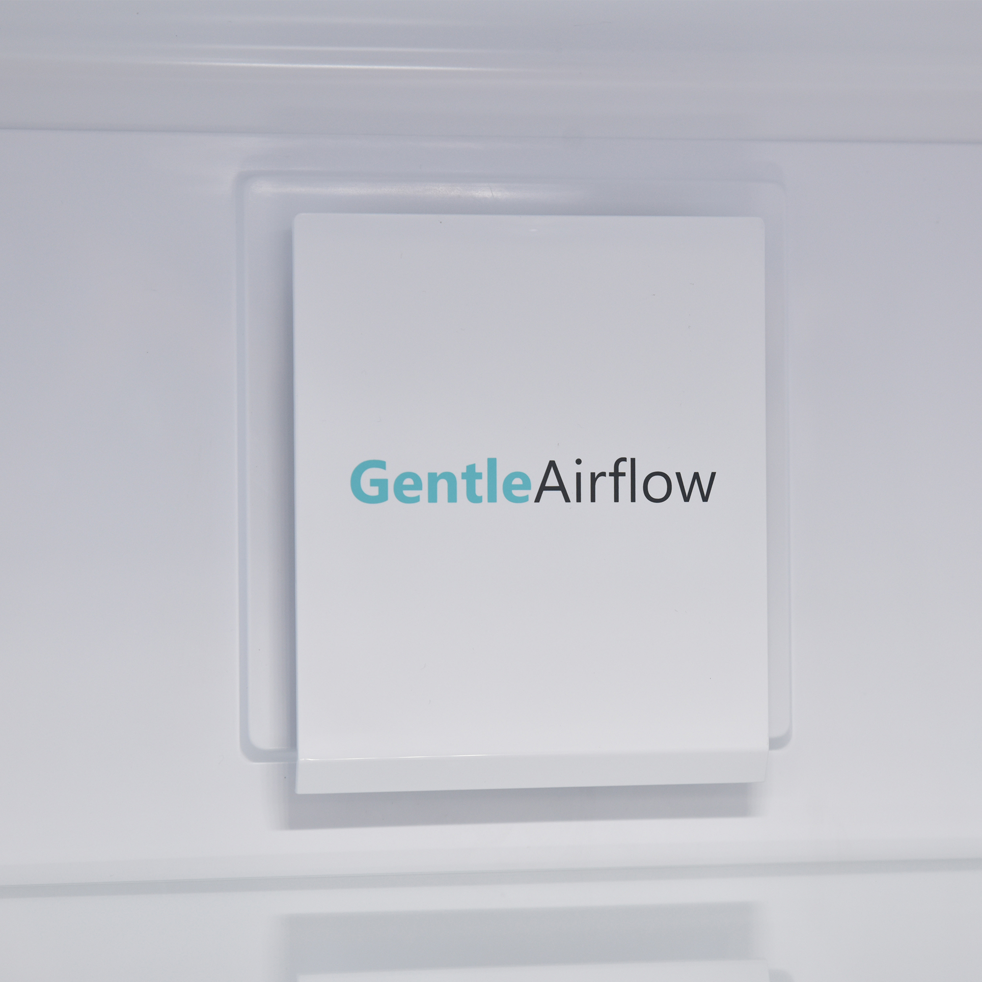 Weißes Kühlschrankpaneel mit blauem Text. GentleAirflow ist geschrieben.