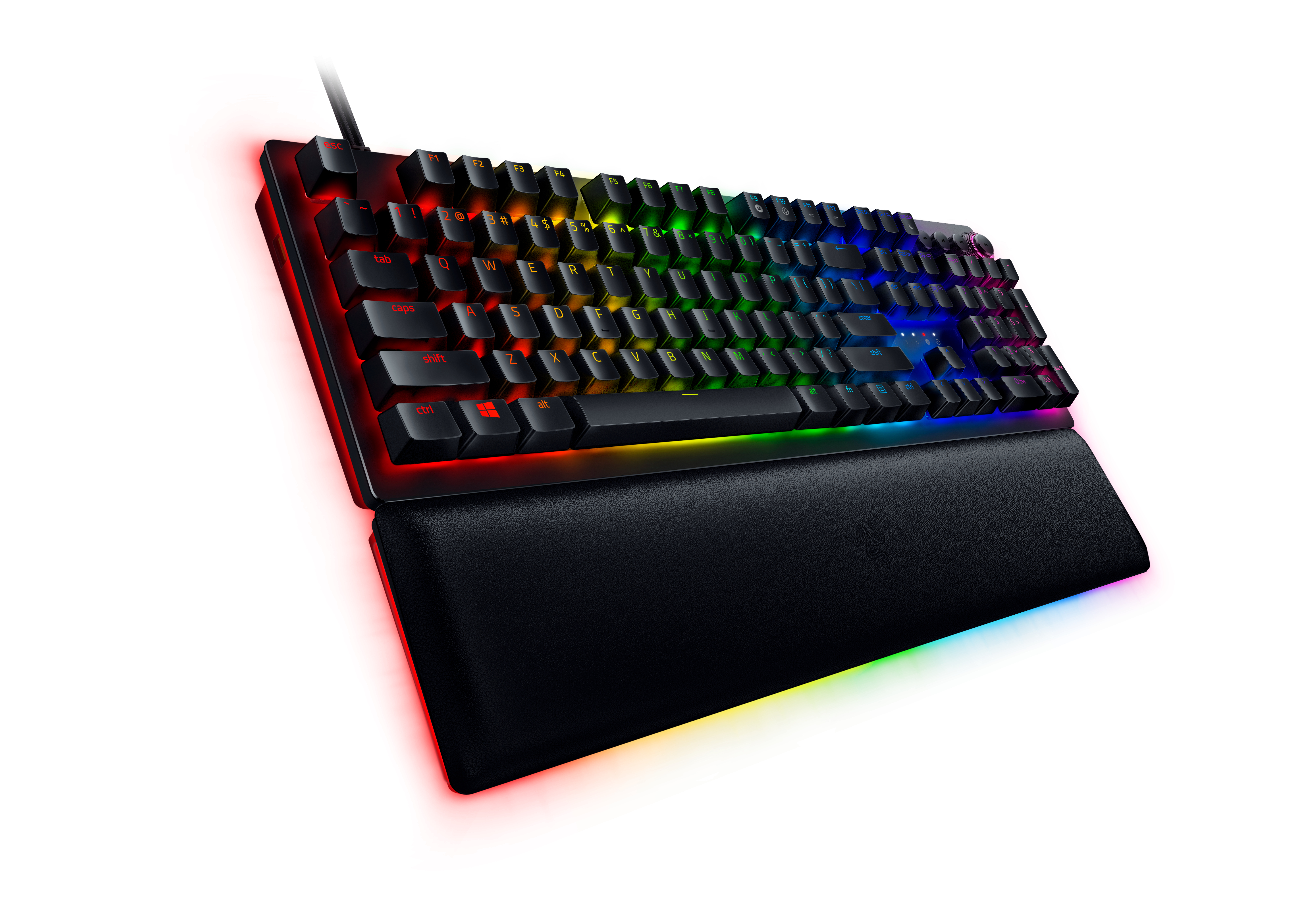 Schwarze Gaming-Tastatur mit mehrfarbigen Lichtern und Handballenauflage. Weißer Hintergrund.