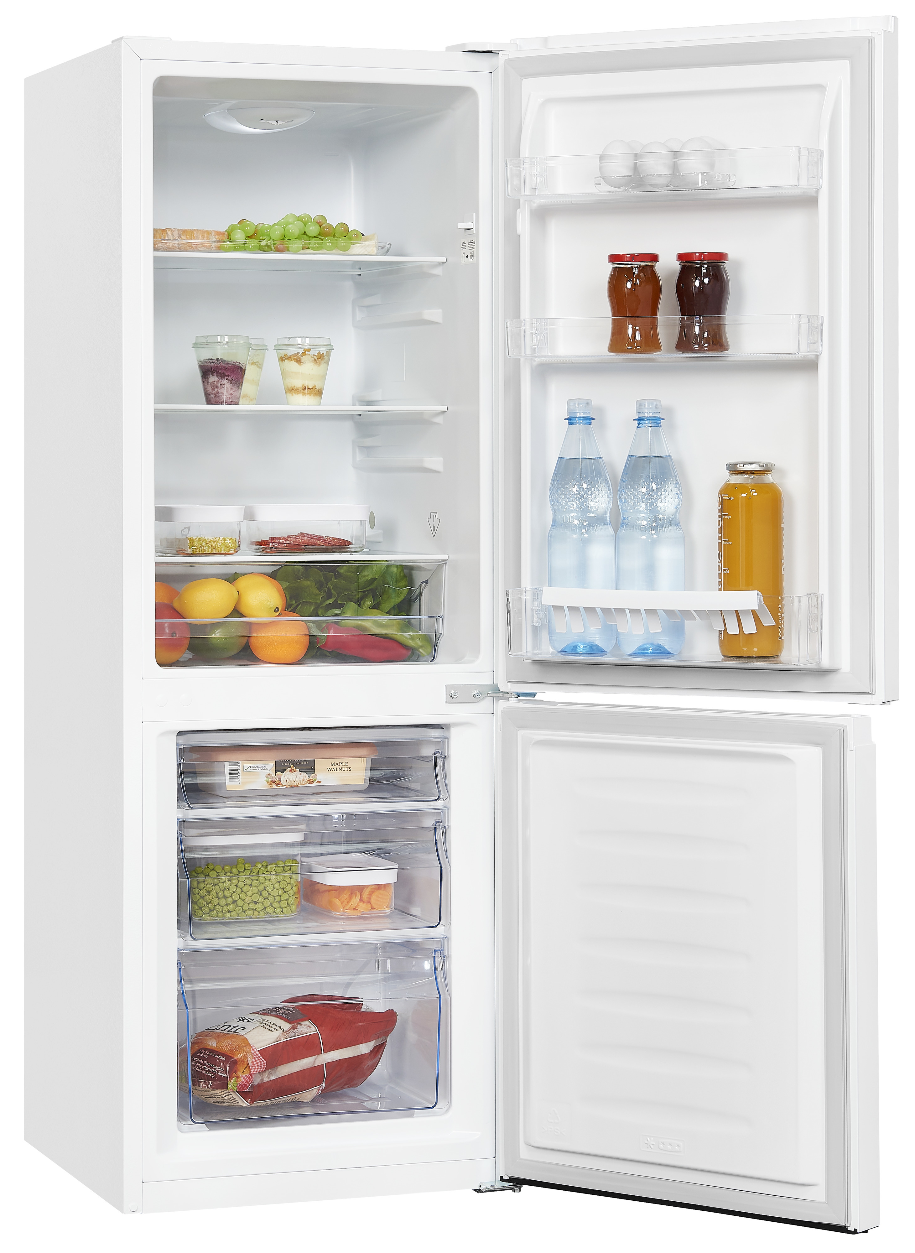 Offener weißer Kühlschrank mit Inhalt. Weißer Hintergrund.