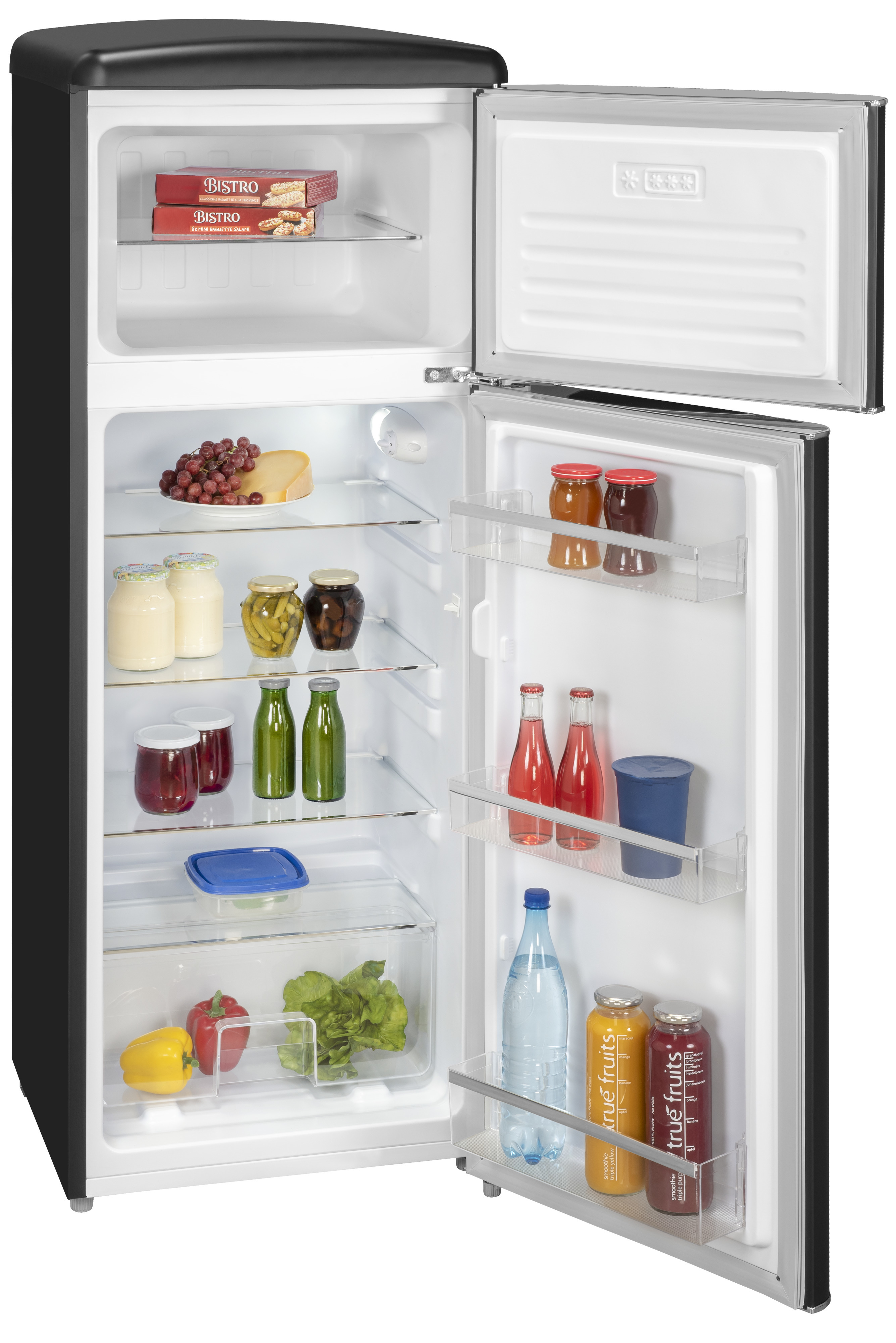 Un refrigerador con la puerta abierta, mostrando estantes de comida. Incluye botellas, frascos y productos frescos.