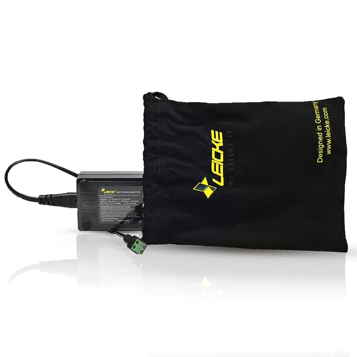 Schwarzes Ladegerät und eine schwarze Tasche mit der Aufschrift LEICKE. Weißer Hintergrund und Kabel.