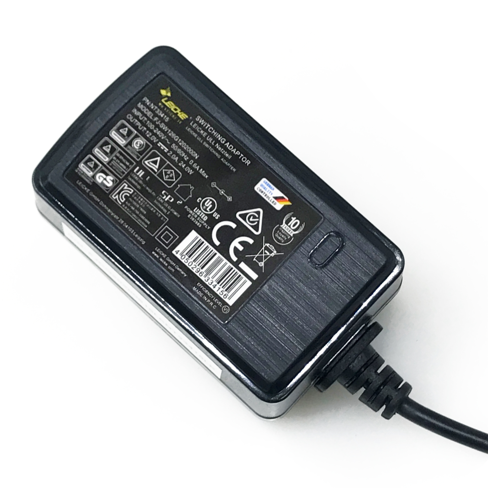 Schwarzer Schaltadapter. Draufsicht, mit Etiketten und schwarzem Kabel.