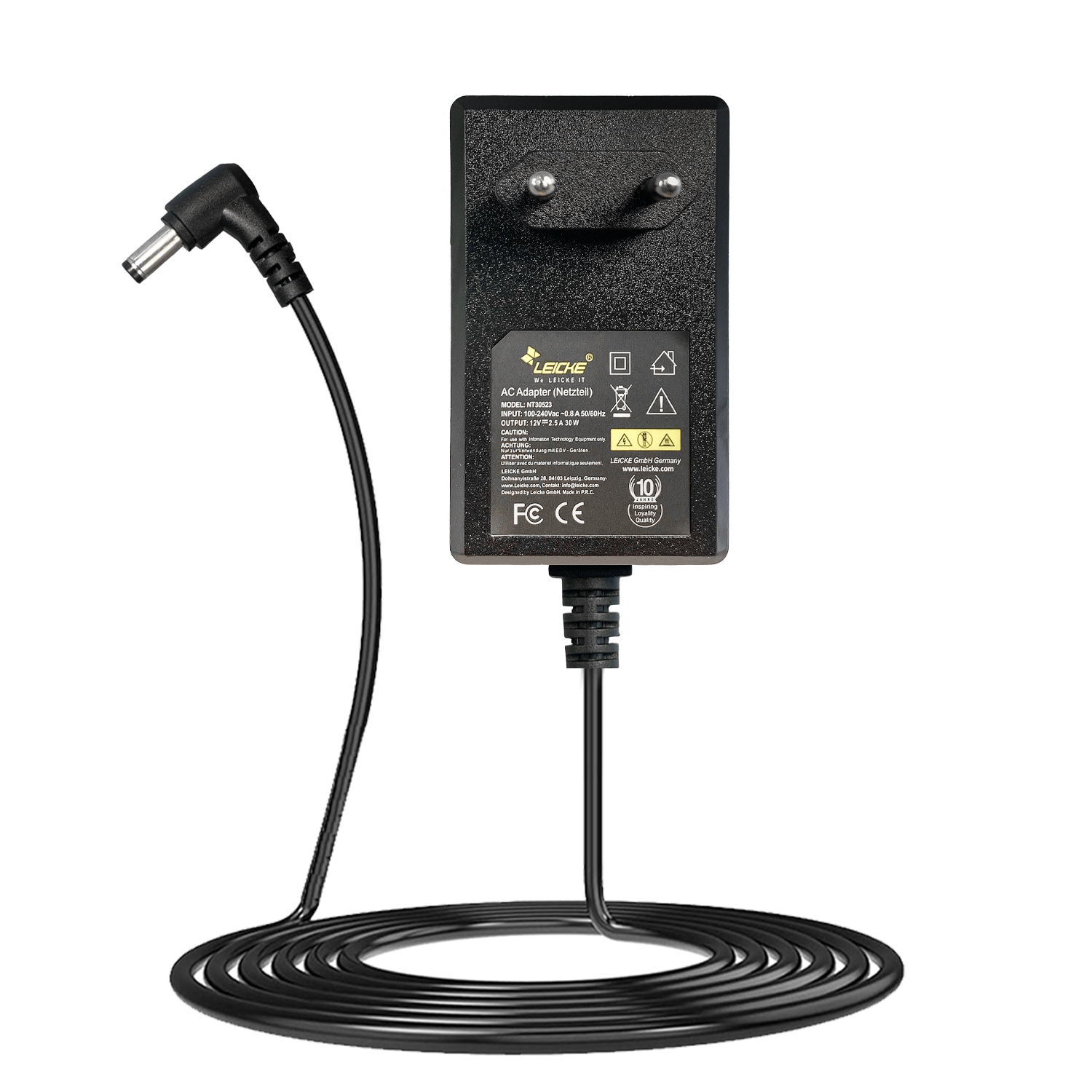 Ein schwarzer Netzadapter mit Kabel. Der Adapter hat einen Stecker und einen Gleichstromanschluss. Weißer Hintergrund.