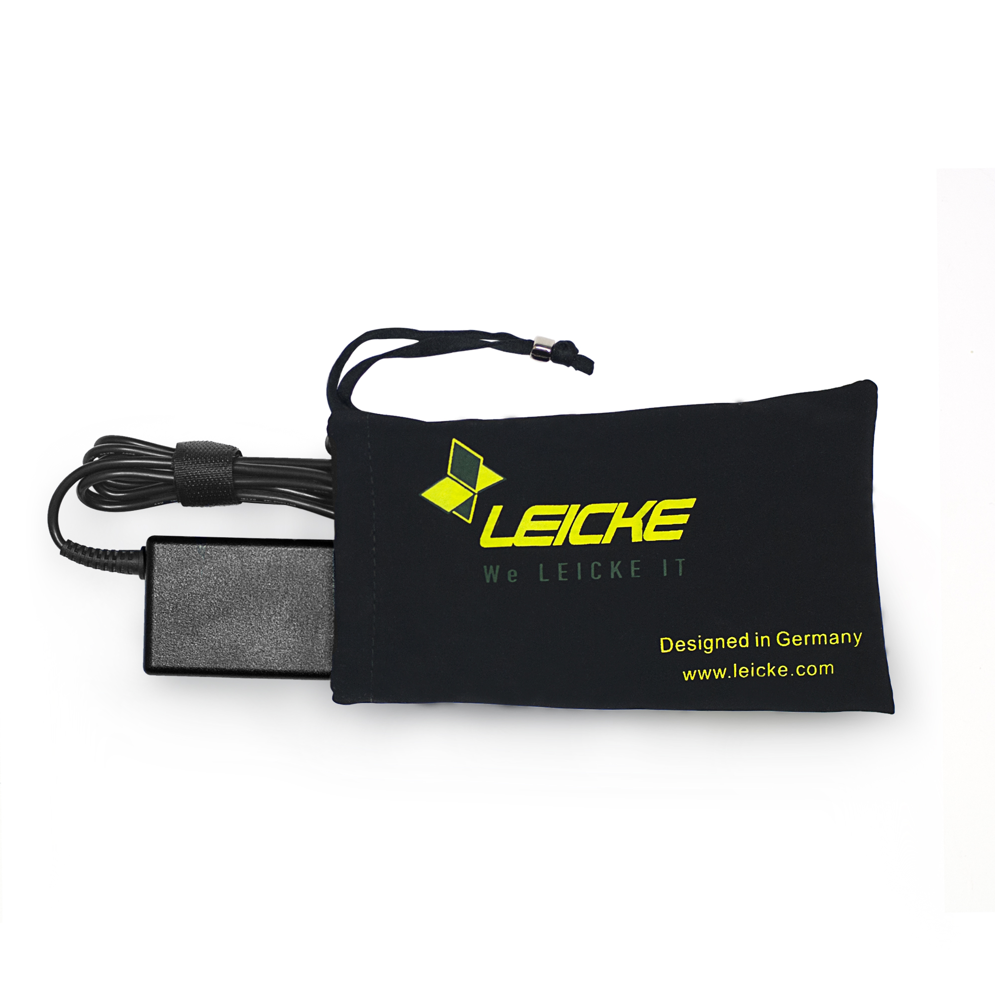 Schwarzes Laptop-Ladegerät und Kabel in einer schwarzen Tasche. Auf der Tasche steht Leicke.