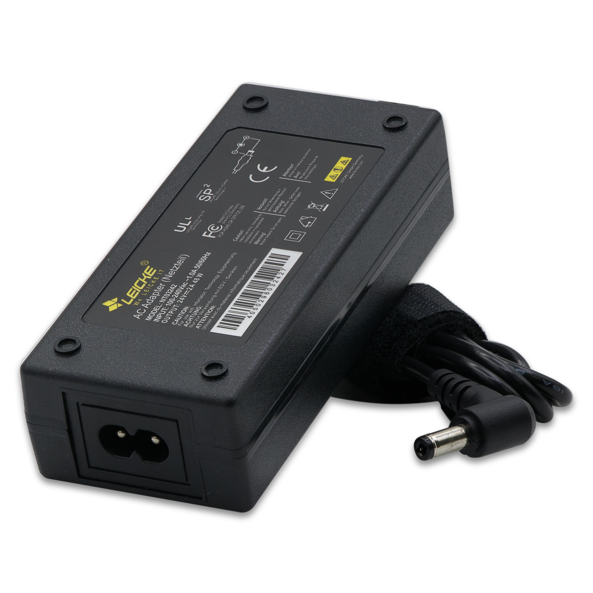 Ein schwarzes Laptop-Netzteil mit Netzkabel und Stecker, isoliert auf weißem Hintergrund.