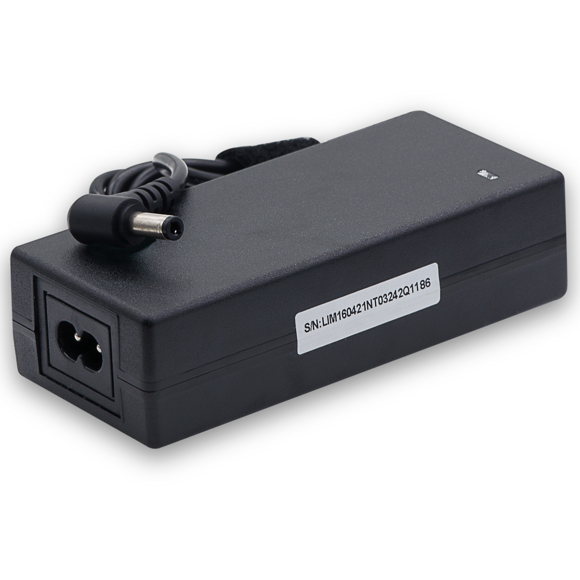 Ein schwarzes Laptop-Netzteil mit AC-Eingang und DC-Ausgangskabel, weißer Hintergrund.