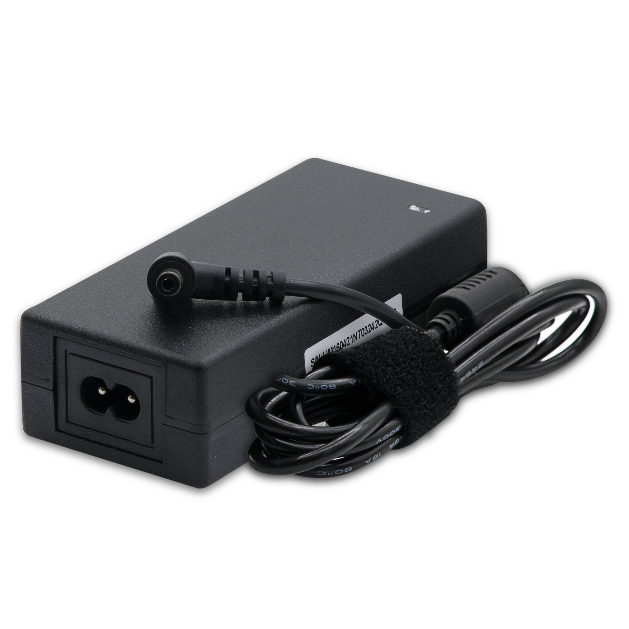Schwarzes Netzteil mit Kabel und Stecker, weißer Hintergrund.